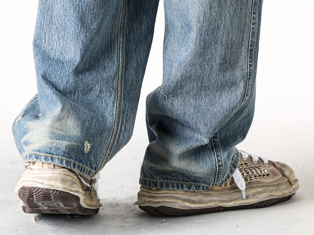 KAMIYA - 24-25AW - Vintage-Like Distressed Denim - G13PT033 indigo Denim Wide Pants （INDIGO） - A13FW729 white BLAKEY / original sole studded canvas Low-Top sneaker 3-005