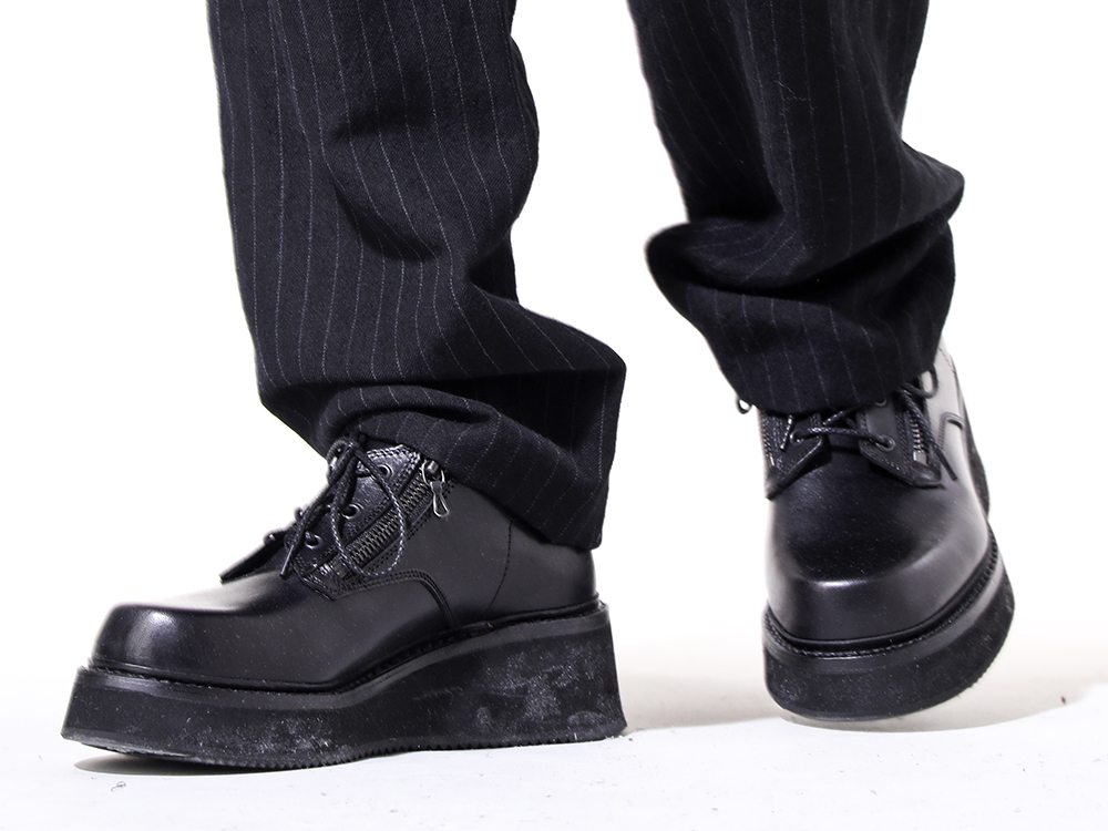 JULIUS 2024-25AW - nude:masahiko maruyama</a>, featuring a modern black-striped design. - 887FWM1(Cow Skin Zip Derby Shoes) - 3-006