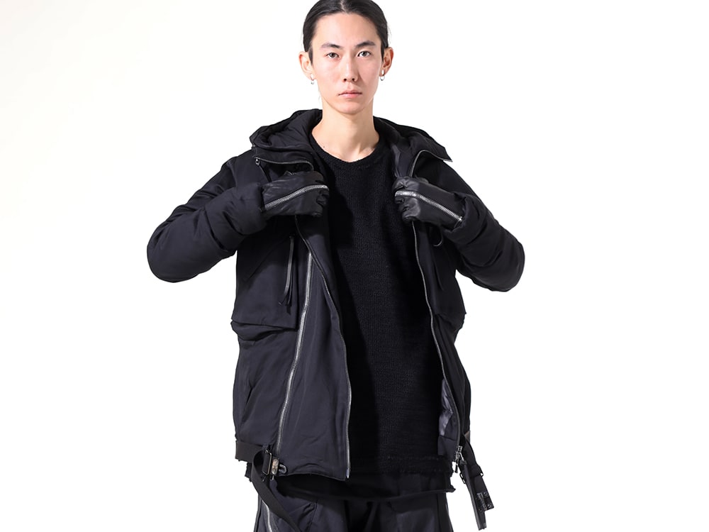 ディーハイゲン 2024-25AW - ホワイトグースダウンを使用した、保温力の高いダウンジャケット - ST104-0124A black(Rayon Twill W Zip Hooded Down Jacket Black) ST101-1024A black(Low-Gauge Knit x Cotton Jersey Layered T-Shirt Black) ST108-0124A(Horse Leather Zip Gloves) - 2-004