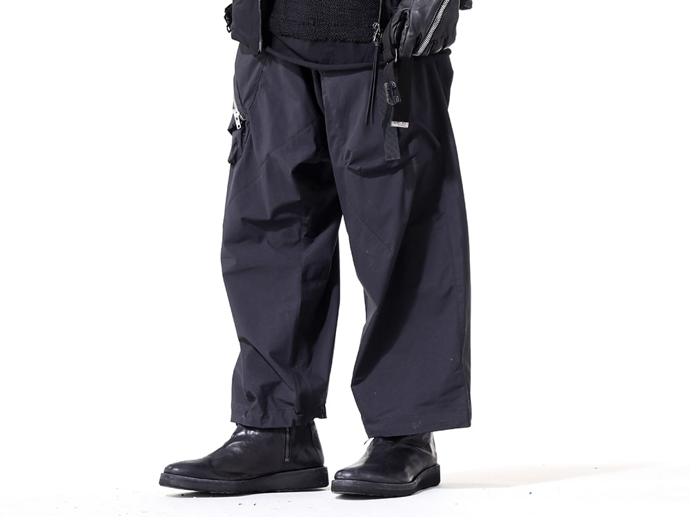 アクロニウム / デヴォア 2024-25AW - サイドポケットにメタルジッパーを追加したカーゴトラウザー - P30AL-E(Encapsulated Nylon Ultrawide Drawcord Cargo Trouser) FWI-VMDB black(incarnation × DEVOA Boots Horse Leather Garment Dyed Black) - 3-002