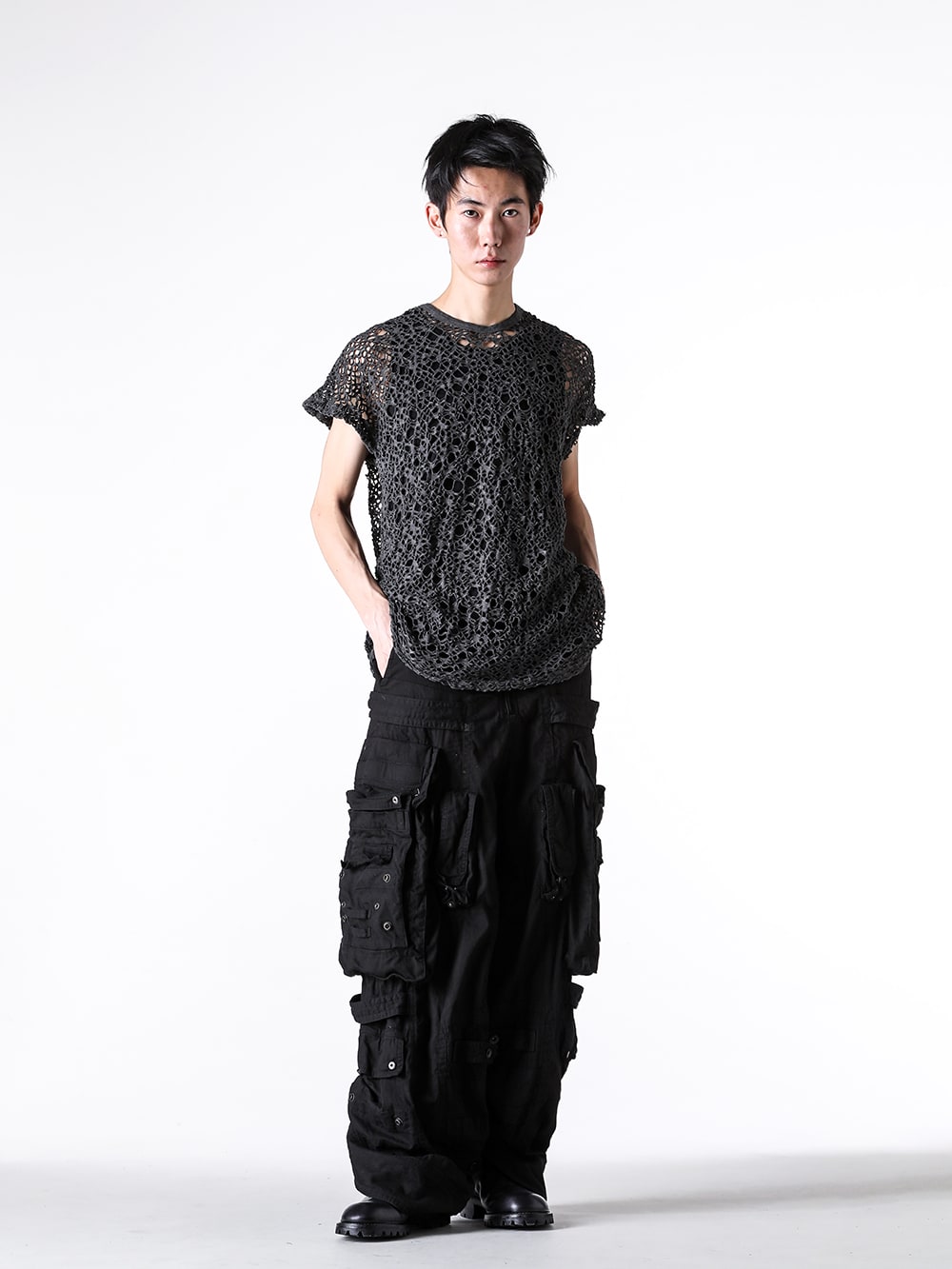 JULIUS 2025SS styling - Multi-Pocket Wide Cargo Pants with Appealing Color Variations in Black and Ash Black - 897PAM11 (Cotton Nylon Twill Multi Pocket Wide Cargo Pants BLACK) - 8-009