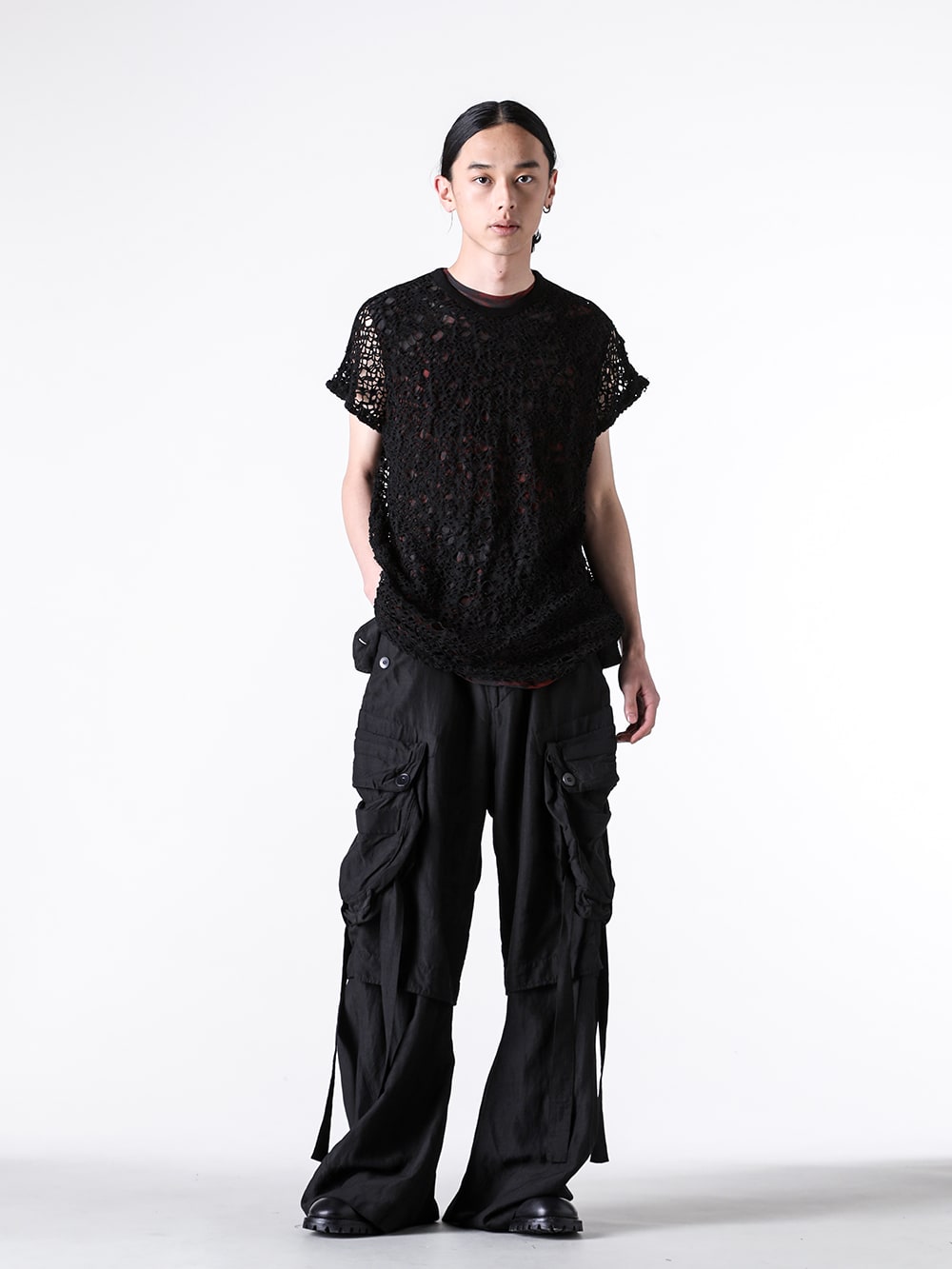 JULIUS 2025SS styling - Gasmask Wide Pants Featuring a Rayon and Ramie Blend Cross-Weave Fabric - 897PAM13 (Rayon Ramie Cloth Wide Gasmask Cargo Pants BLACK) - 9-001
