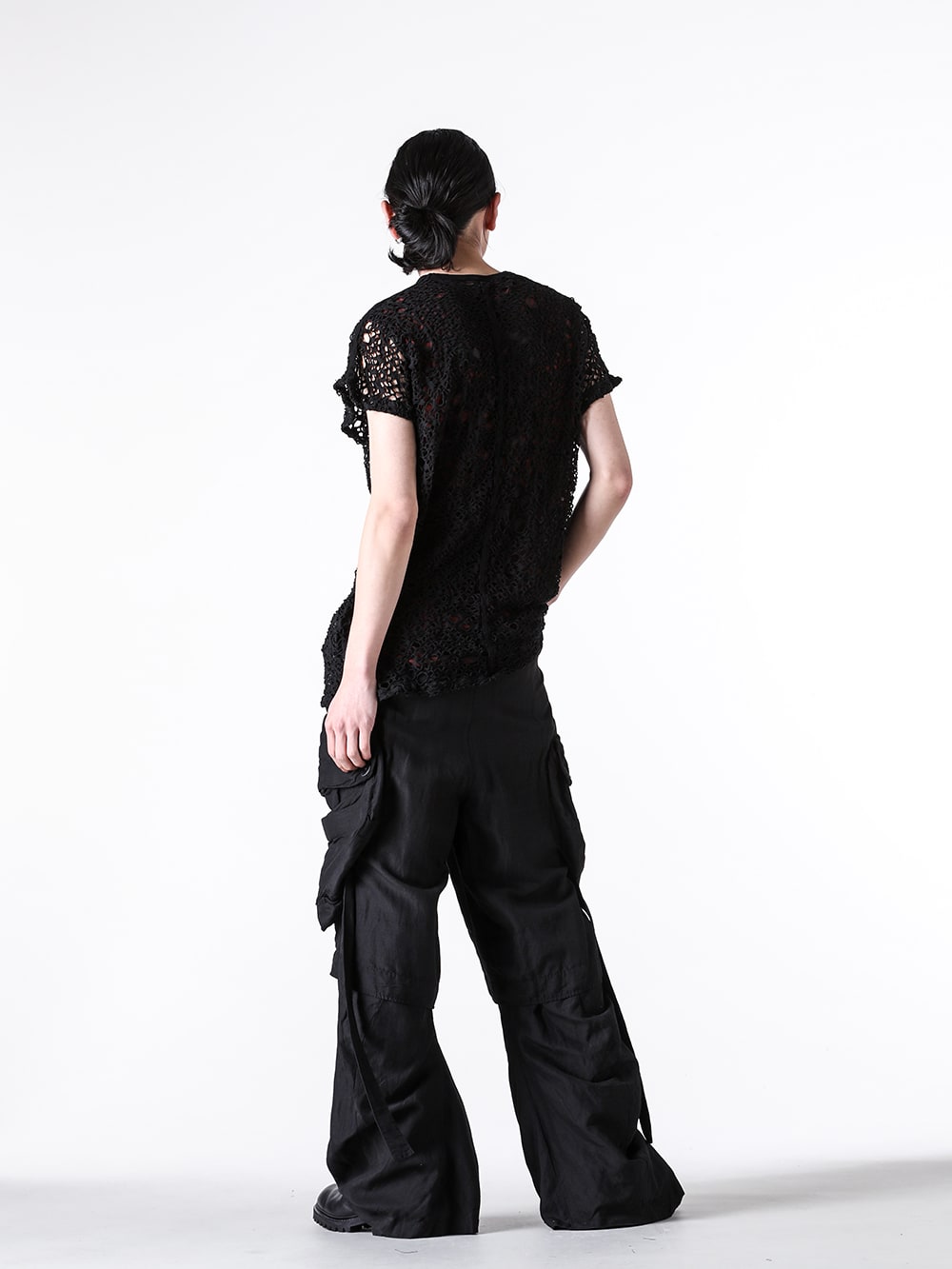 JULIUS 2025SS styling - Gasmask Wide Pants Featuring a Rayon and Ramie Blend Cross-Weave Fabric - 897PAM13 (Rayon Ramie Cloth Wide Gasmask Cargo Pants BLACK) - 9-002