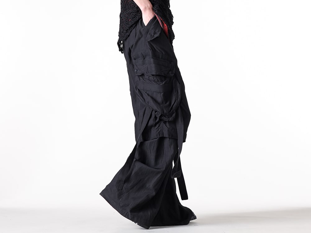JULIUS 2025SS styling - Gasmask Wide Pants Featuring a Rayon and Ramie Blend Cross-Weave Fabric - 897PAM13 (Rayon Ramie Cloth Wide Gasmask Cargo Pants BLACK) - 9-005