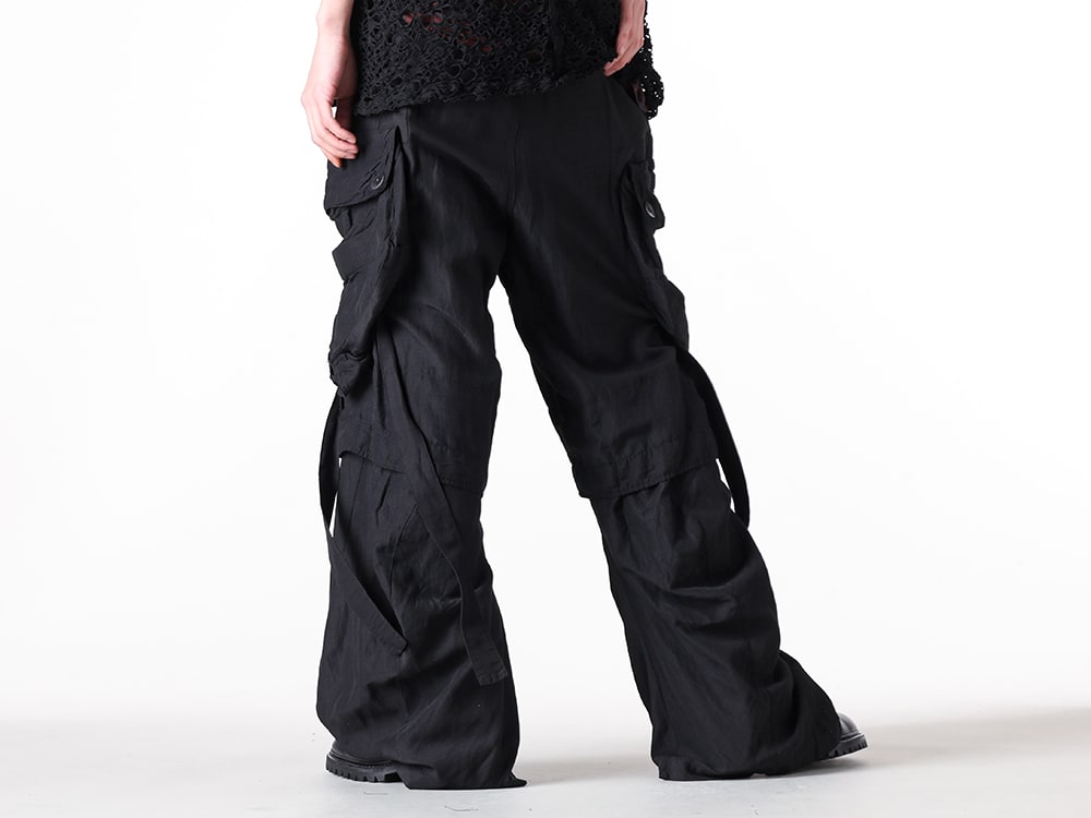 JULIUS 2025SS styling - Gasmask Wide Pants Featuring a Rayon and Ramie Blend Cross-Weave Fabric - 897PAM13 (Rayon Ramie Cloth Wide Gasmask Cargo Pants BLACK) - 9-007