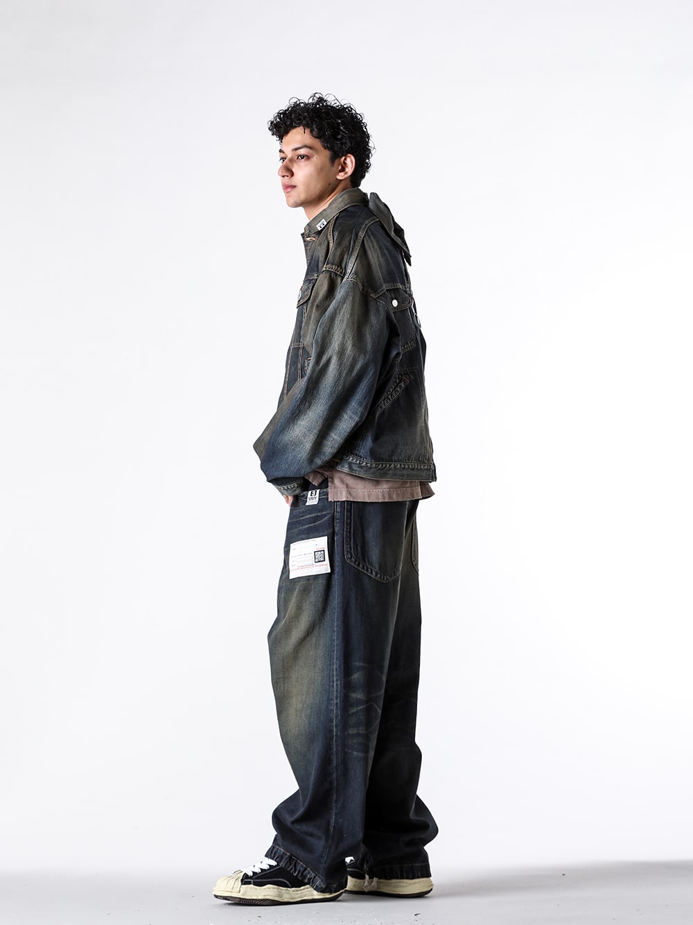 Maison MIHARA YASUHIRO 2025SS Styling - A Coordination Showcasing the Unique World of 2025SS - A14BL021 indigo(BOTH FRONTS DENIM JACKET INDIGO) A13TS602 brown(Sun Faded Tee Brown) A14PT023 indigo(AMATEUR SEWN WIDE JEANS INDIGO) A09FW732 black(BLAKEY Original Sole Canvas Low Cut Sneaker Vintage like Sole Black) - 1-002