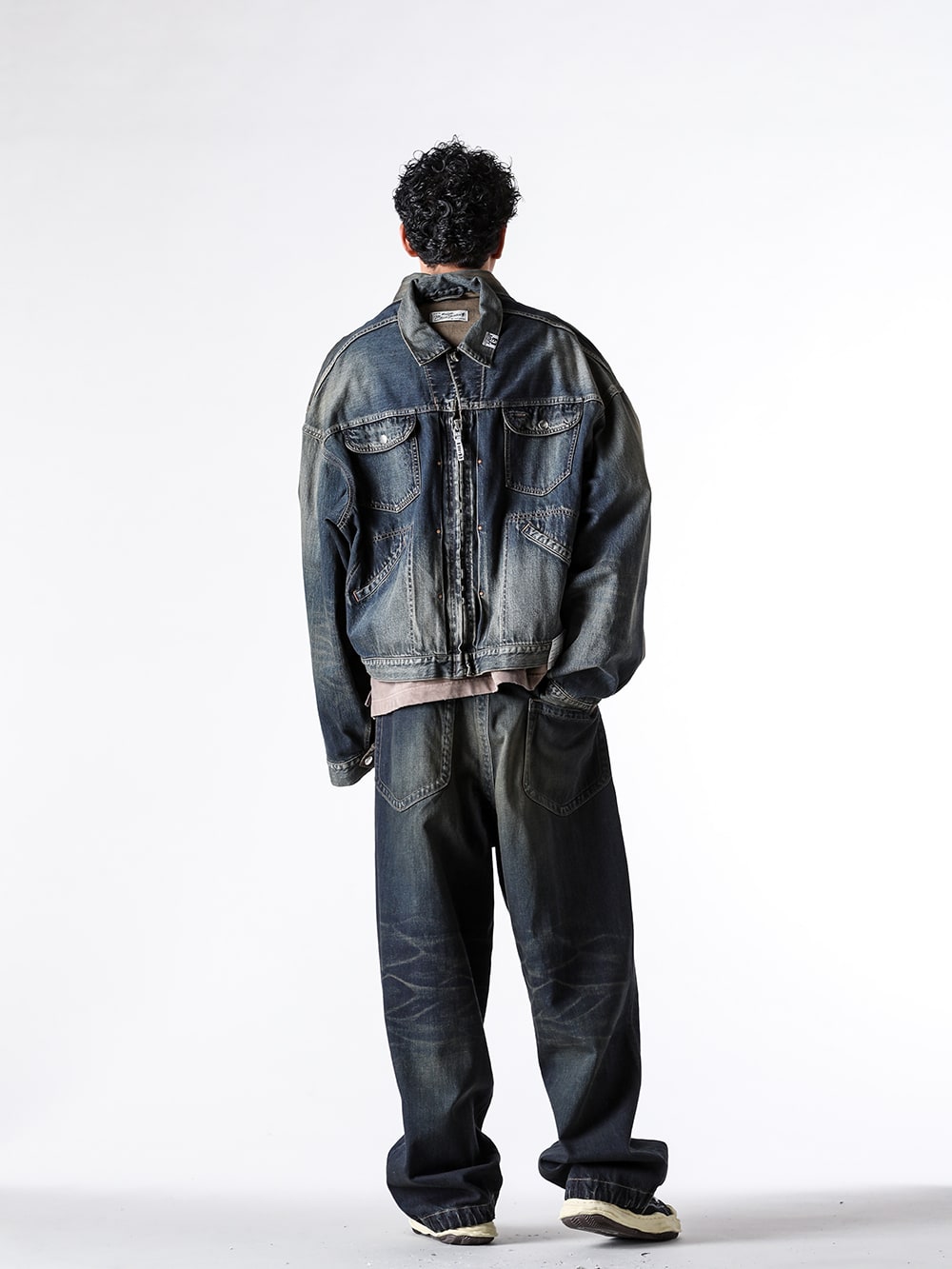 Maison MIHARA YASUHIRO 2025SS Styling - A Coordination Showcasing the Unique World of 2025SS - A14BL021 indigo(BOTH FRONTS DENIM JACKET INDIGO) A13TS602 brown(Sun Faded Tee Brown) A14PT023 indigo(AMATEUR SEWN WIDE JEANS INDIGO) A09FW732 black(BLAKEY Original Sole Canvas Low Cut Sneaker Vintage like Sole Black) - 1-003