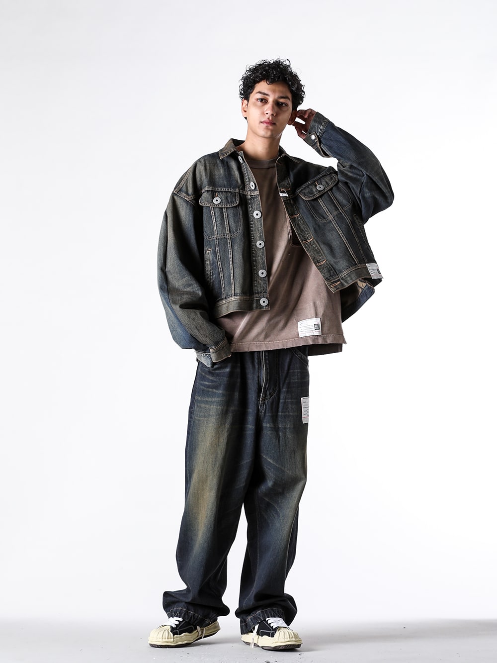 Maison MIHARA YASUHIRO 2025SS Styling - A Coordination Showcasing the Unique World of 2025SS - A14BL021 indigo(BOTH FRONTS DENIM JACKET INDIGO) A13TS602 brown(Sun Faded Tee Brown) A14PT023 indigo(AMATEUR SEWN WIDE JEANS INDIGO) A09FW732 black(BLAKEY Original Sole Canvas Low Cut Sneaker Vintage like Sole Black) - 1-004