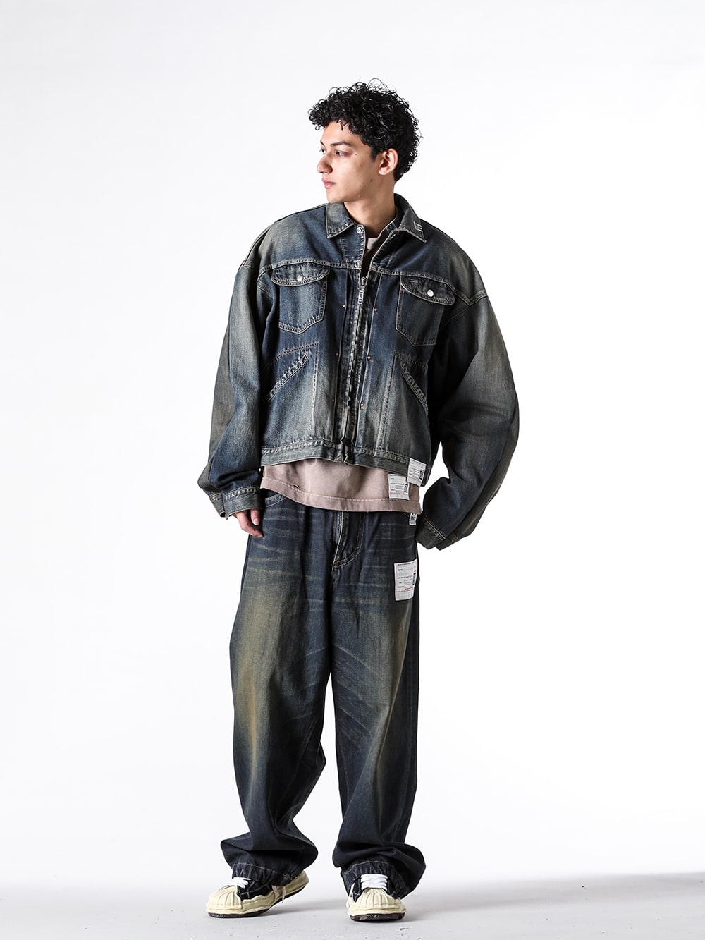 Maison MIHARA YASUHIRO 2025SS Styling - A Coordination Showcasing the Unique World of 2025SS - A14BL021 indigo(BOTH FRONTS DENIM JACKET INDIGO) A13TS602 brown(Sun Faded Tee Brown) A14PT023 indigo(AMATEUR SEWN WIDE JEANS INDIGO) A09FW732 black(BLAKEY Original Sole Canvas Low Cut Sneaker Vintage like Sole Black) - 1-005