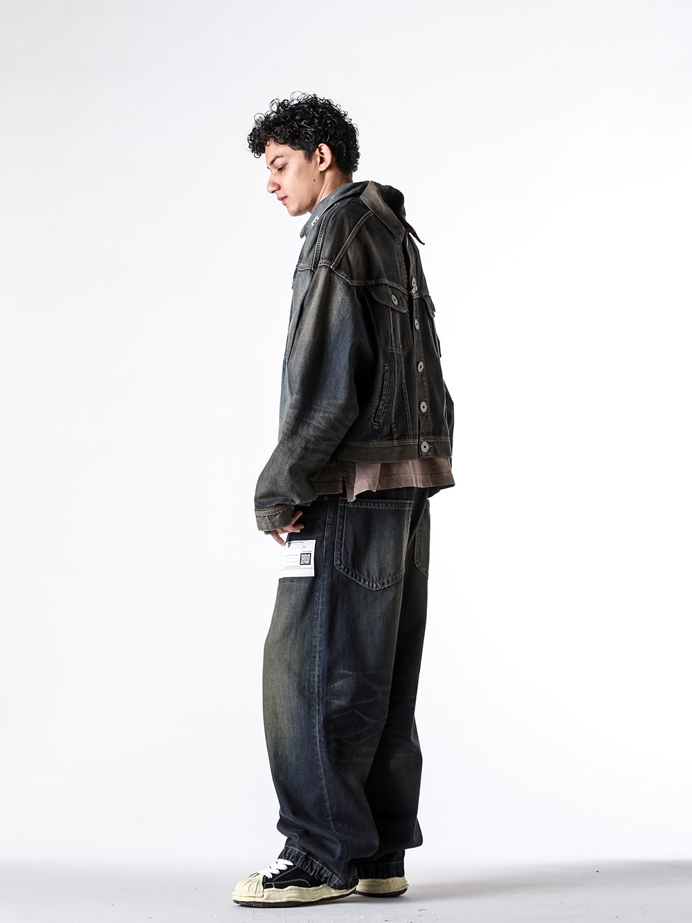 Maison MIHARA YASUHIRO 2025SS Styling - A Coordination Showcasing the Unique World of 2025SS - A14BL021 indigo(BOTH FRONTS DENIM JACKET INDIGO) A13TS602 brown(Sun Faded Tee Brown) A14PT023 indigo(AMATEUR SEWN WIDE JEANS INDIGO) A09FW732 black(BLAKEY Original Sole Canvas Low Cut Sneaker Vintage like Sole Black) - 1-006