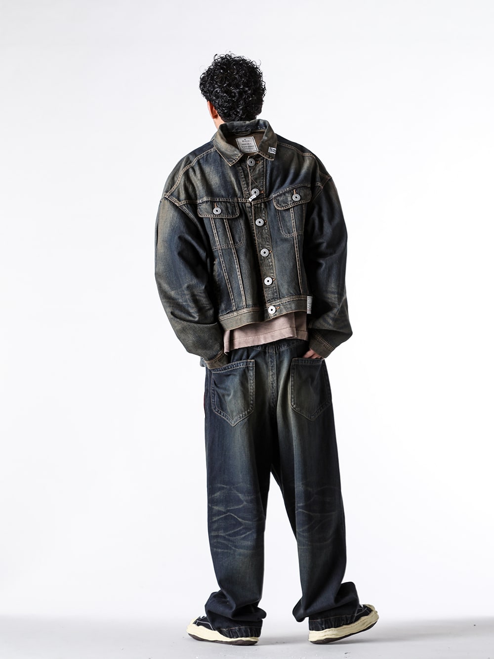 Maison MIHARA YASUHIRO 2025SS Styling - A Coordination Showcasing the Unique World of 2025SS - A14BL021 indigo(BOTH FRONTS DENIM JACKET INDIGO) A13TS602 brown(Sun Faded Tee Brown) A14PT023 indigo(AMATEUR SEWN WIDE JEANS INDIGO) A09FW732 black(BLAKEY Original Sole Canvas Low Cut Sneaker Vintage like Sole Black) - 1-007