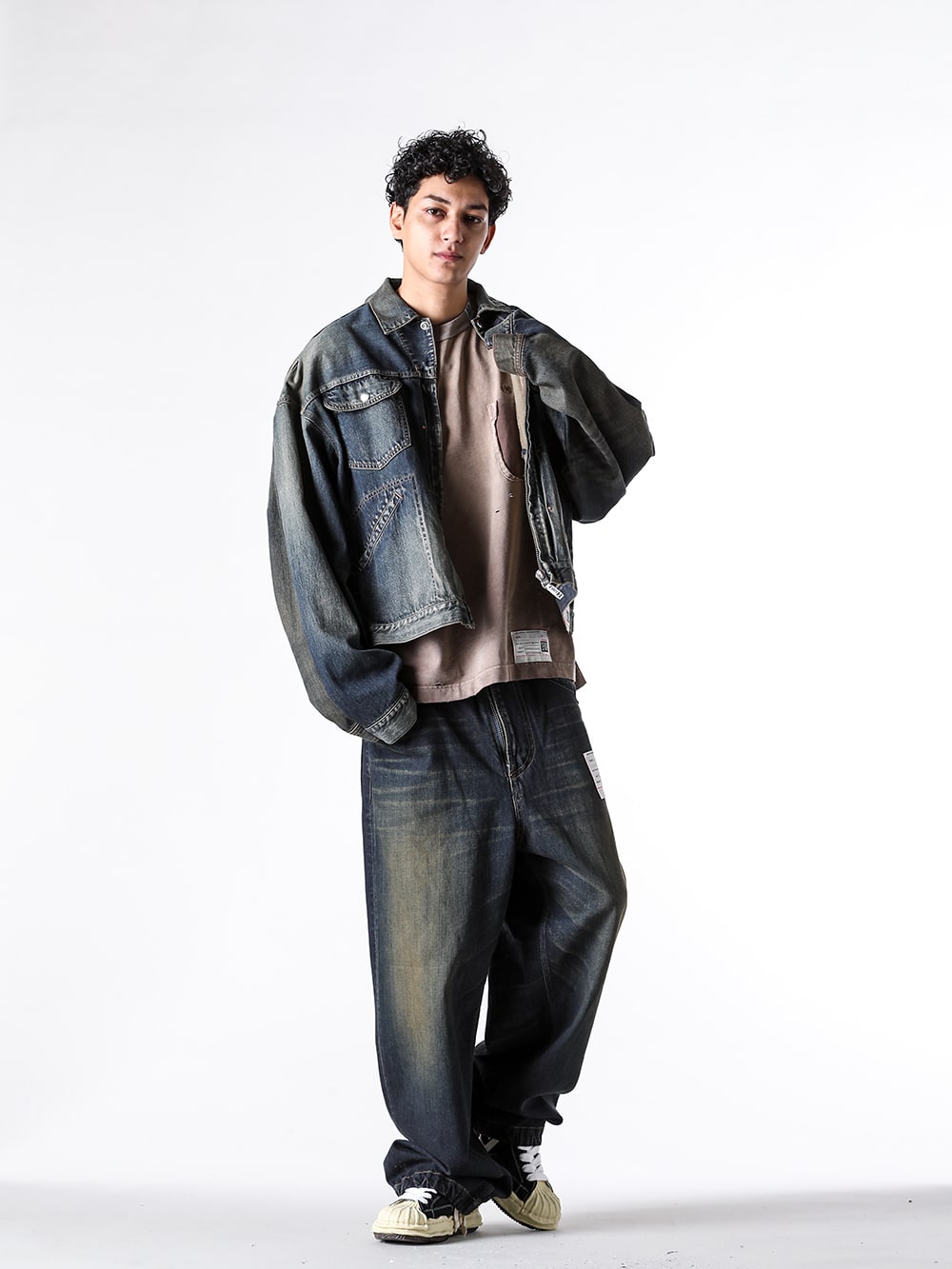 Maison MIHARA YASUHIRO 2025SS Styling - A Coordination Showcasing the Unique World of 2025SS - A14BL021 indigo(BOTH FRONTS DENIM JACKET INDIGO) A13TS602 brown(Sun Faded Tee Brown) A14PT023 indigo(AMATEUR SEWN WIDE JEANS INDIGO) A09FW732 black(BLAKEY Original Sole Canvas Low Cut Sneaker Vintage like Sole Black) - 1-008