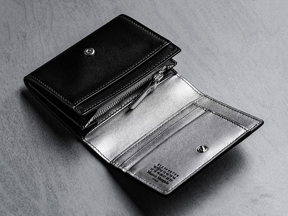 Maison Margiela 2025SS スタイリング - 手のひらに収まりの良いコンパクトサイズ - SA2UI0014 WALLET CLIP WITH ZIP - 14-002