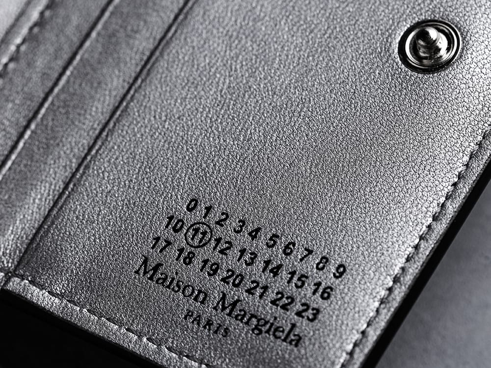 Maison Margiela 2025SS スタイリング - 手のひらに収まりの良いコンパクトサイズ - SA2UI0014 WALLET CLIP WITH ZIP - 14-003