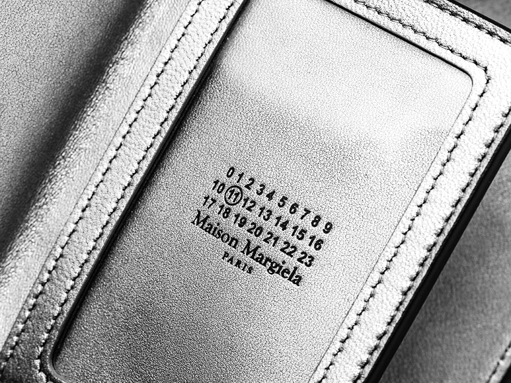 Maison Margiela 2025SS スタイリング - 手のひらに収まりの良いコンパクトサイズ - SA2UI0017 FLIP FLAP UPDATED - 15-003