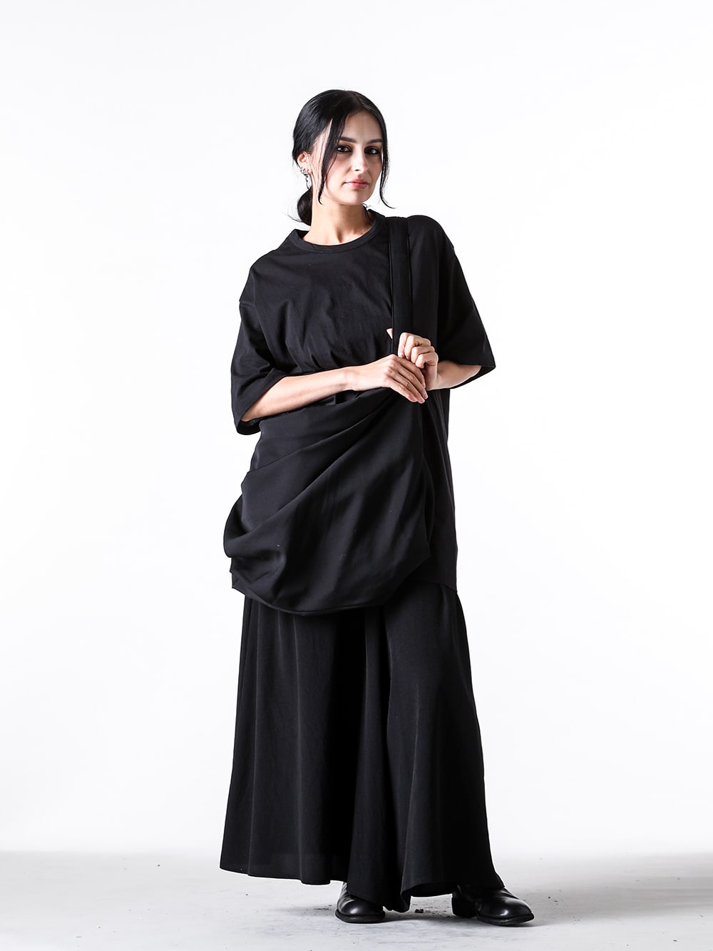 Yohji Yamamoto 2025SS styling - Spring Casual Coordination - A Chic Coordination Reflecting the Brand's Avant-Garde Sensibility - FP-T98-093(PT BIG Short Sleeve T-Shirt) FP-I82-163(Tuck Shoulder Back) FP-P62-500(SK Style Gather Pants) 988X8Back Zip Boots Single Sole Wide Model) - 1-001