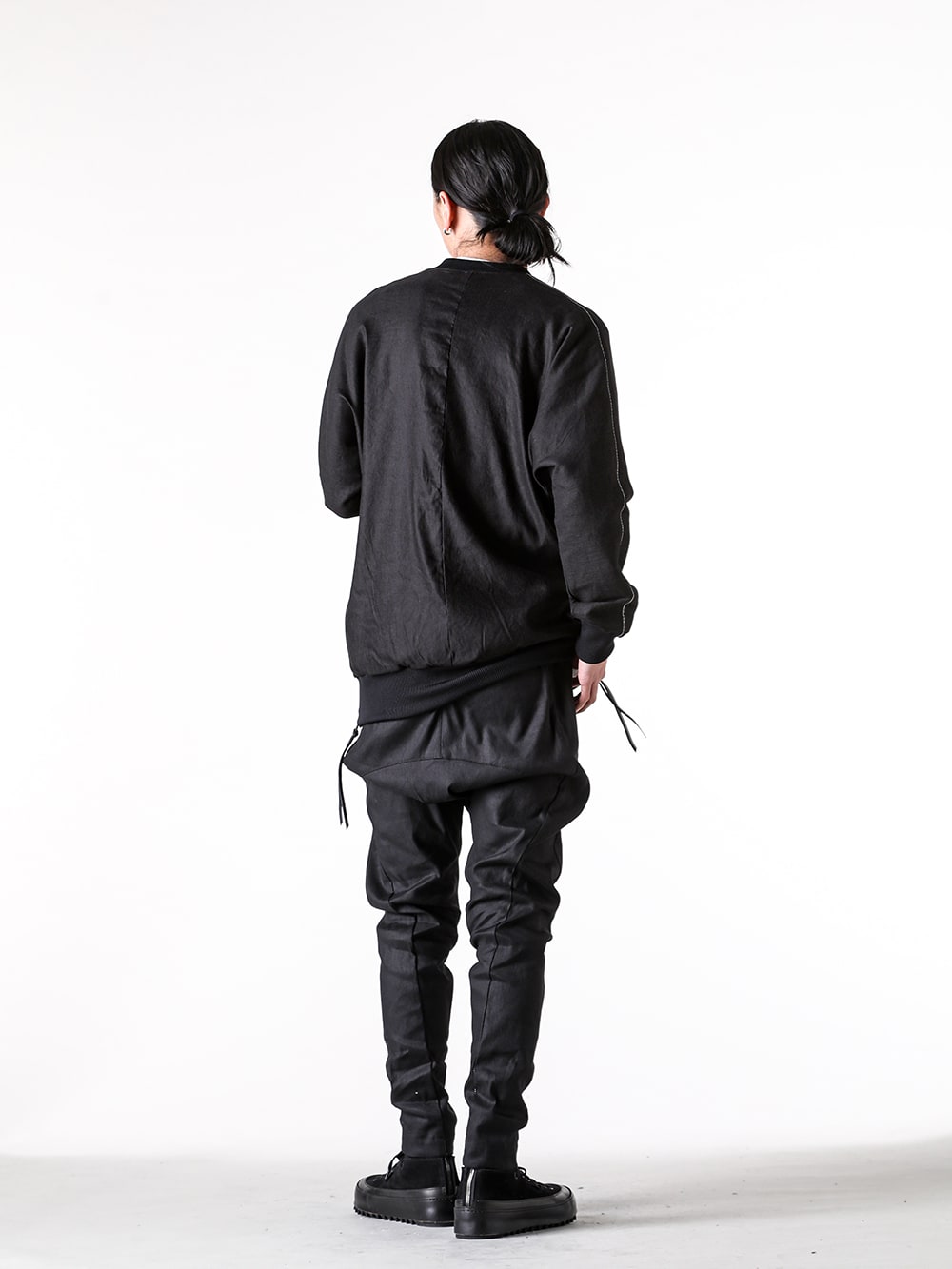 RIPVANWINKLE / the viridi-anne 2025SS styling - RIPVANWINKLE Continues to Create Beautifully Silhouetted Pants with Unique Patterns - RW-701(Dolman Zip Jersey) R+278 White(Print L/S White) RW-703 Black(Solid Pants Black) VI-3818-09(Sneakers) - 1-003