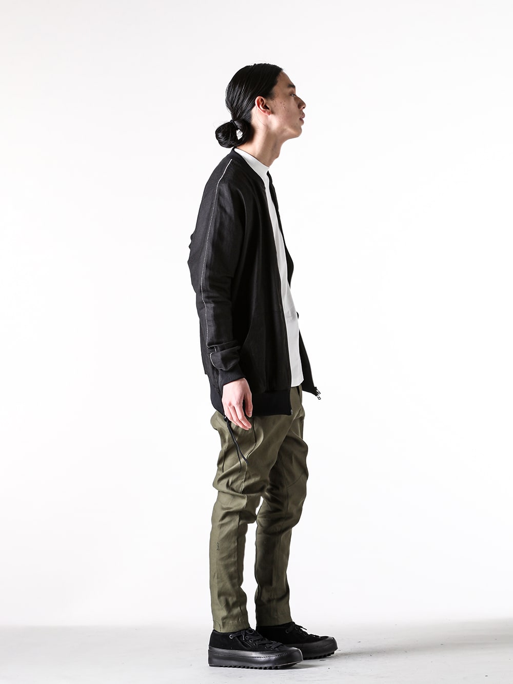 RIPVANWINKLE / the viridi-anne 2025SS styling - RIPVANWINKLE Continues to Create Beautifully Silhouetted Pants with Unique Patterns - RW-701(Dolman Zip Jersey) R+278 White(Print L/S White) RW-703 Khaki(Solid Pants Khaki) VI-3818-09(Sneakers) - 1-005