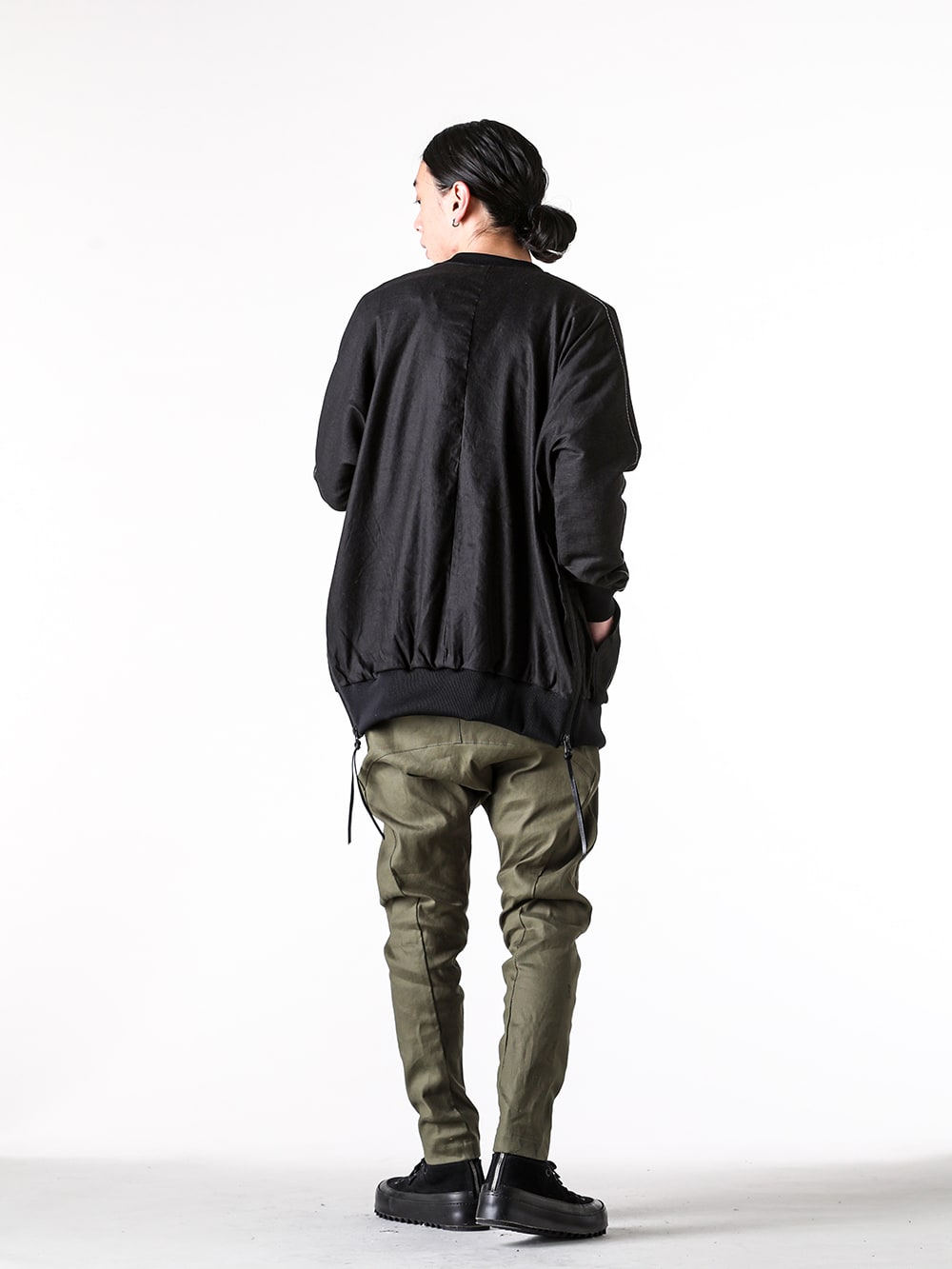 RIPVANWINKLE / the viridi-anne 2025SS styling - RIPVANWINKLE Continues to Create Beautifully Silhouetted Pants with Unique Patterns - RW-701(Dolman Zip Jersey) R+278 White(Print L/S White) RW-703 Khaki(Solid Pants Khaki) VI-3818-09(Sneakers) - 1-006