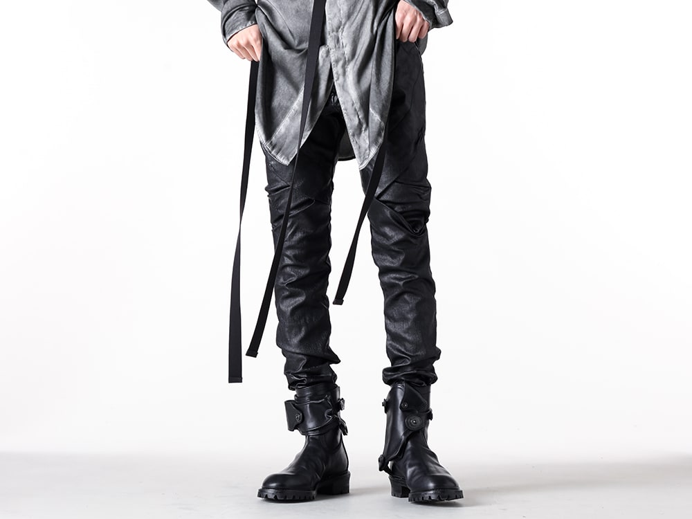 JULIUS 2025SS - Skinny Pants Combining Ruggedness and Sheen - 897PAM8(10oz Coated Strerch Denim Skinny Pants) 899FWM2(Cow Skin Gun Holder Engineer Boots) - 3-001