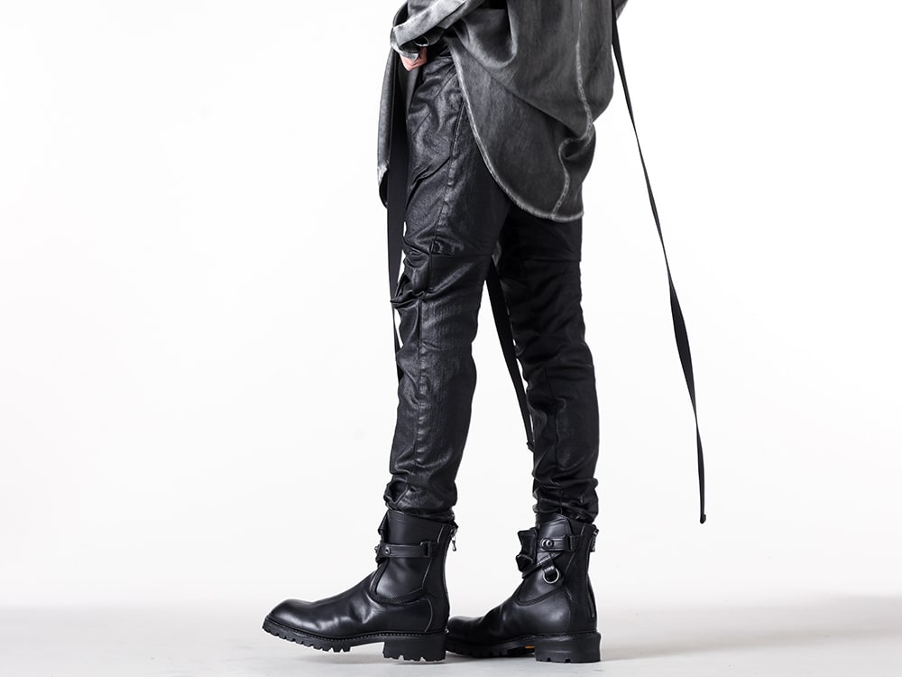 JULIUS 2025SS - Skinny Pants Combining Ruggedness and Sheen - 897PAM8(10oz Coated Strerch Denim Skinny Pants) 899FWM2(Cow Skin Gun Holder Engineer Boots) - 3-002