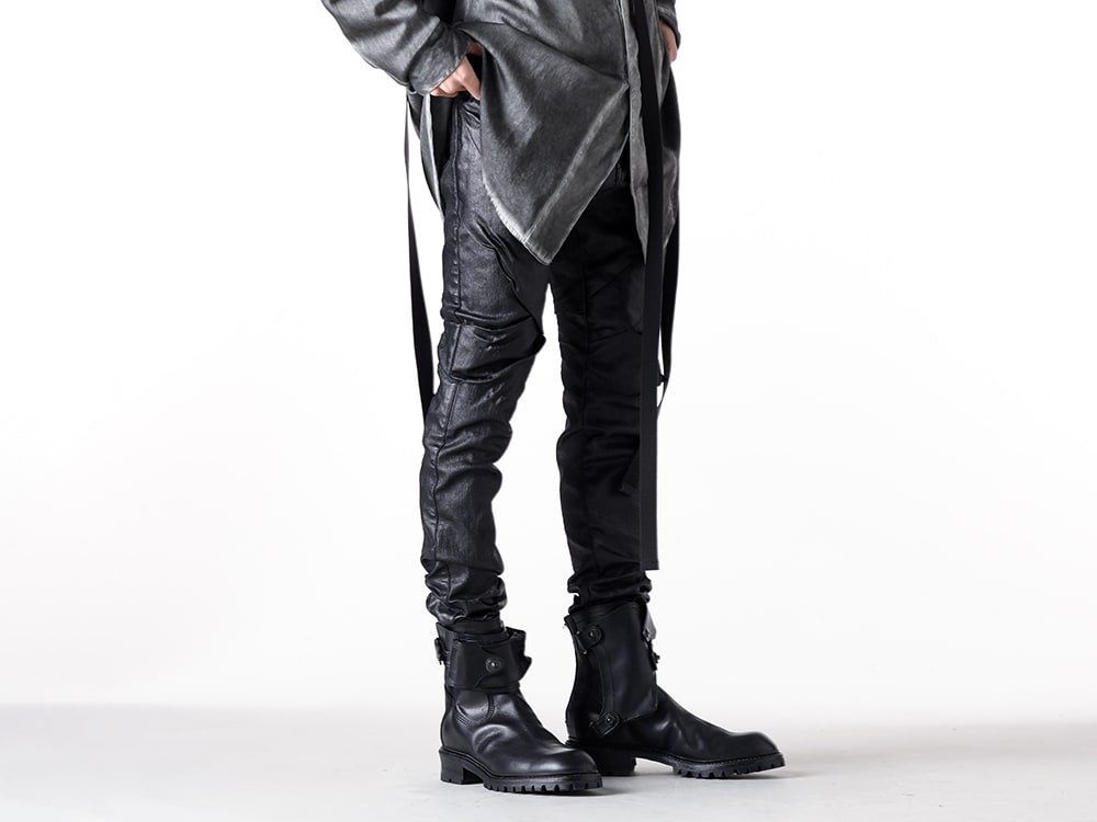 JULIUS 2025SS - Skinny Pants Combining Ruggedness and Sheen - 897PAM8(10oz Coated Strerch Denim Skinny Pants) 899FWM2(Cow Skin Gun Holder Engineer Boots) - 3-003