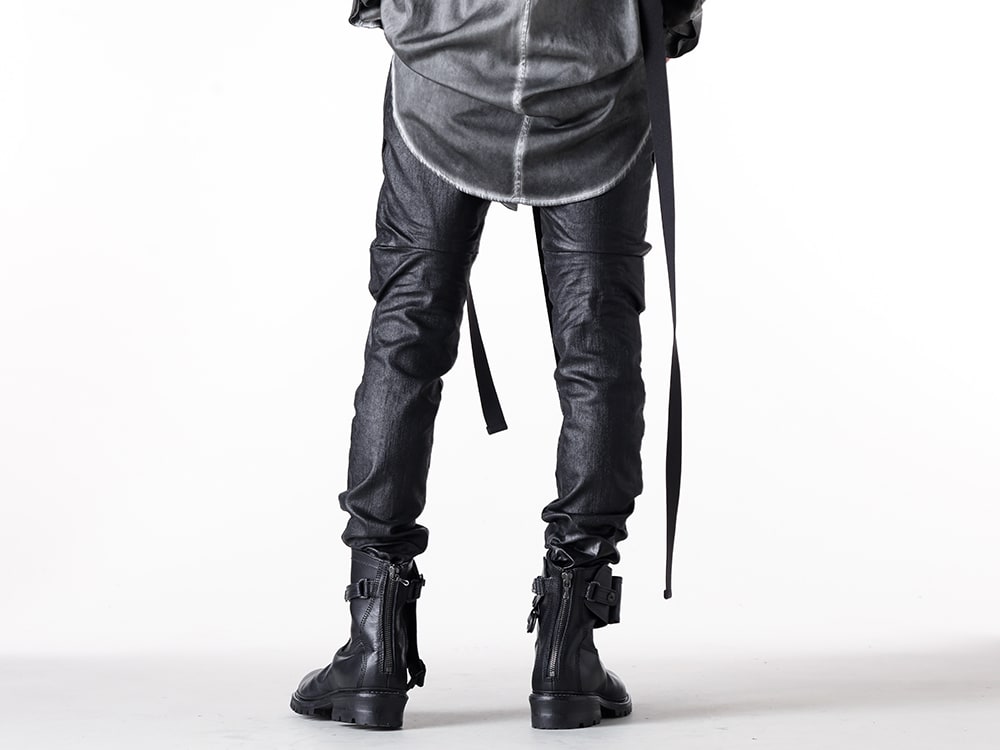 JULIUS 2025SS - Skinny Pants Combining Ruggedness and Sheen - 897PAM8(10oz Coated Strerch Denim Skinny Pants) 899FWM2(Cow Skin Gun Holder Engineer Boots) - 3-004