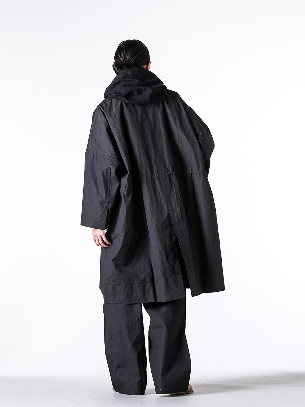 JAN-JAN VAN ESSCHE / GUIDI 2025SS Styling - Layered Spring Styling - COAT 32(Loose Fit Long Coat Unlined With Detachable Collar) HOODPIECE 1(Hooded Collar Piece) TUNIC 38(Oversized Long Sleeve Tunic With Roll-Up Sleeves) TROUSERS 84(Oversized 6-Pocket Workwear Style Trousers - Coated Cloth) BELT 3(Twisted Belt Dark) 992X beige-co166t(Derby Shoes：SEASONAL COLORS Beige) - 1-003