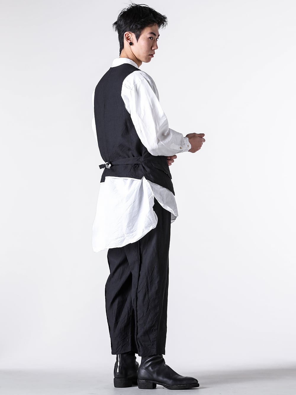 KLASICA - 25SS styling - Vintage-inspired texture and a vest & shirt styling that reflects the brand’s design philosophy. - 25S-GLT-B12 - Modern Waist Coat - 25S-SH39-D30 - Over Sized Short Collar Shirts - 25S-TRS-B16 - Back Seem Tapered Trousers - 788ZX - Back Zip Boots Double Sole Wide Model 1-002