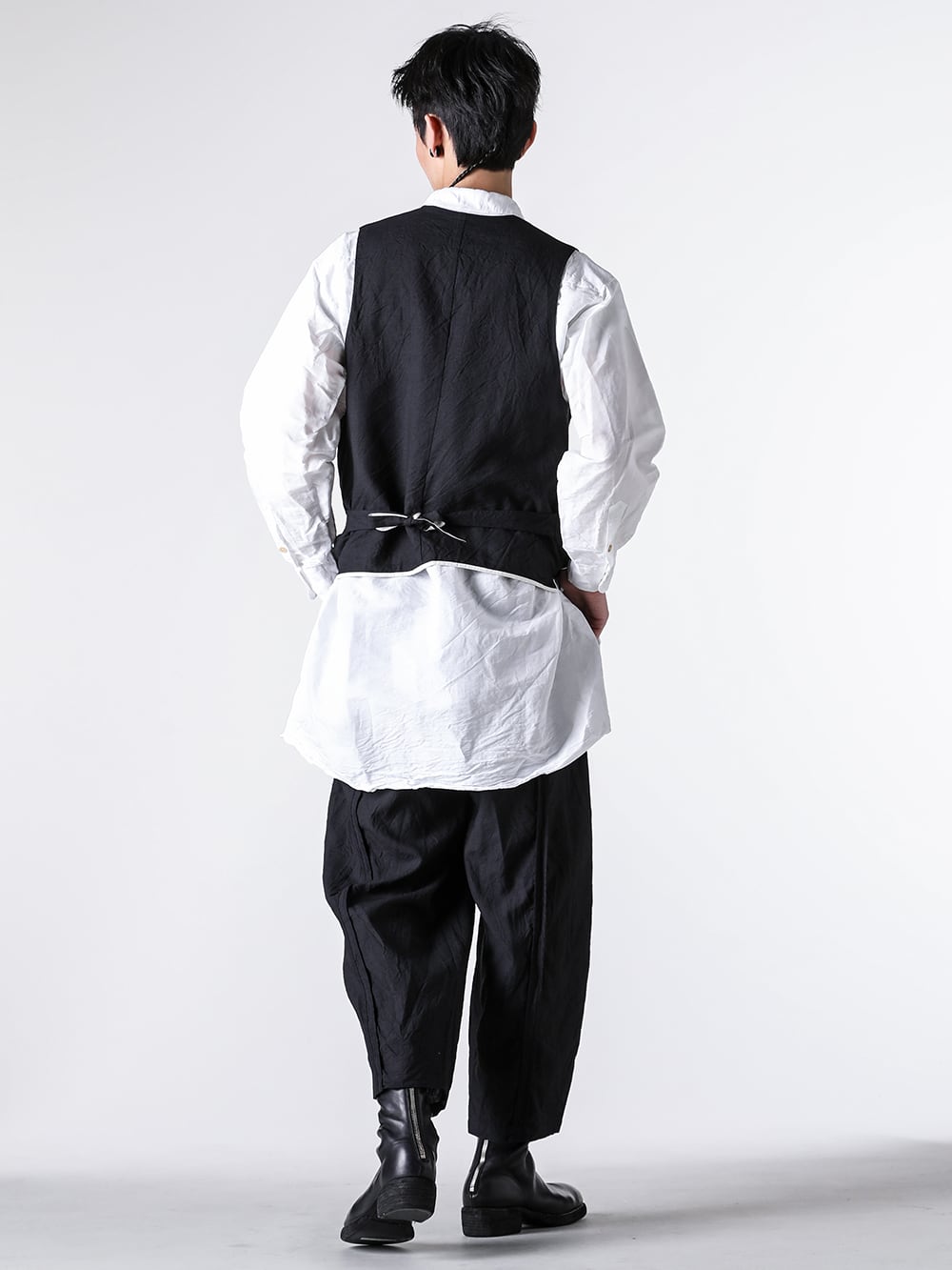 KLASICA - 25SS styling - Vintage-inspired texture and a vest & shirt styling that reflects the brand’s design philosophy. - 25S-GLT-B12 - Modern Waist Coat - 25S-SH39-D30 - Over Sized Short Collar Shirts - 25S-TRS-B16 - Back Seem Tapered Trousers - 788ZX - Back Zip Boots Double Sole Wide Model 1-003