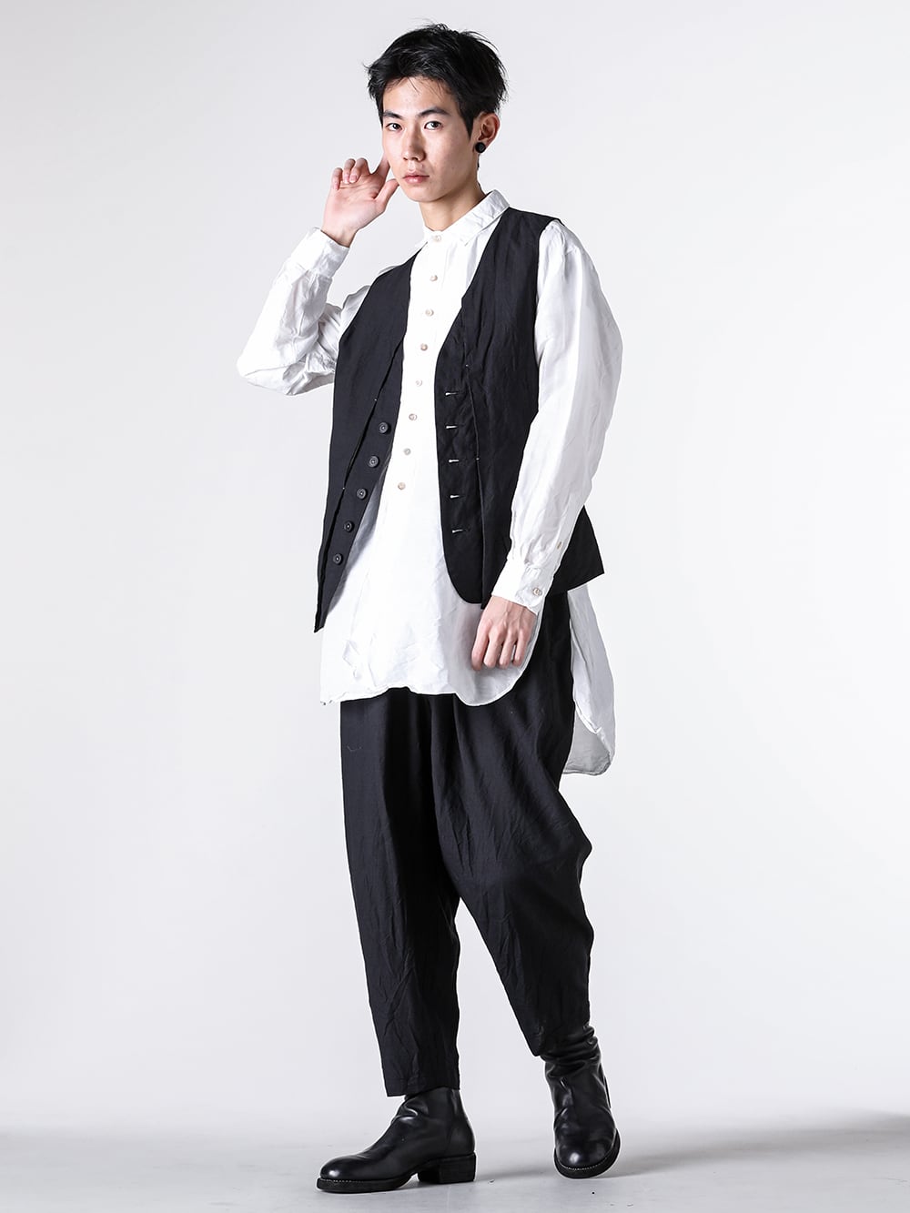 KLASICA - 25SS styling - Vintage-inspired texture and a vest & shirt styling that reflects the brand’s design philosophy. - 25S-GLT-B12 - Modern Waist Coat - 25S-SH39-D30 - Over Sized Short Collar Shirts - 25S-TRS-B16 - Back Seem Tapered Trousers - 788ZX - Back Zip Boots Double Sole Wide Model 1-004