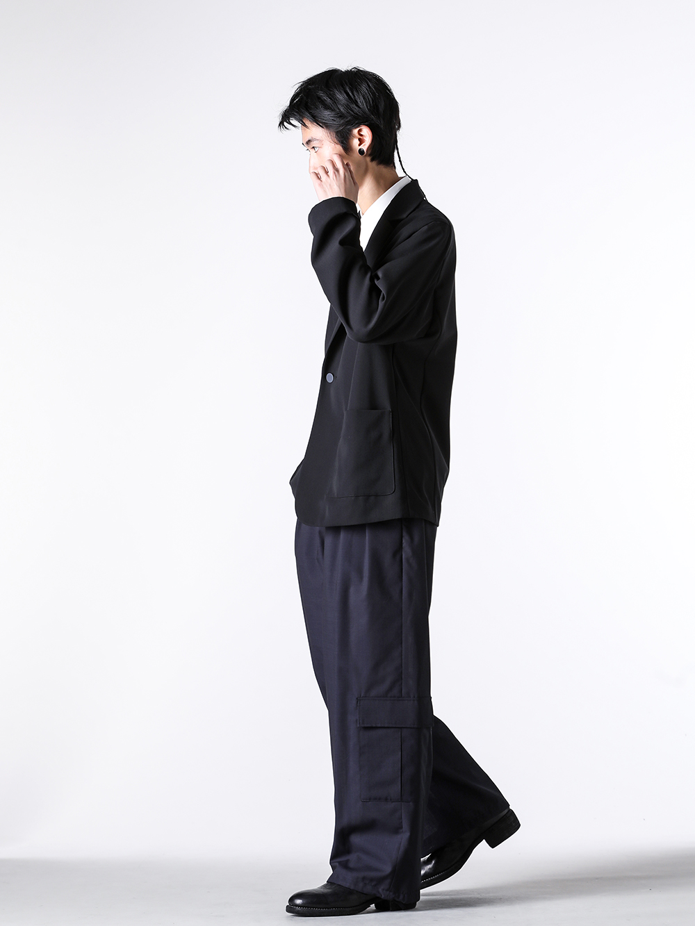 IRENISA - 25SS  - コーディネート例 - IH-25SS-J030-NDK black Relaxed Shoulder Jacket -IH-25SS-B036-IMC white Regular Collar Short-Sleeved Shirt （White）-IH-25SS-P040-WR navy Two Tucks Wide Cargo Pants （Navy）-788ZX Back Zip Boots Double Sole Wide Model （Black）2-0011
