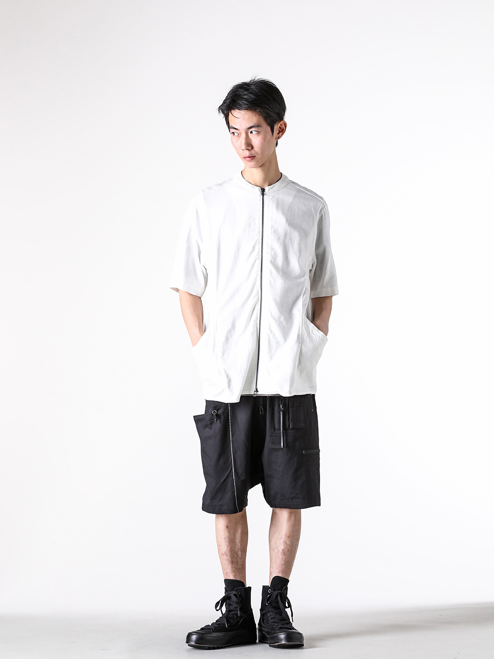 RIPVANWINKLE - 25SS Styling - Contrast of White and Black - Riders H/S Shirt (RW-725 euro white) - Tornado-T (RW-738 shark) - Solid Parachute H/P (RW-735 deep black) - Sneakers (VI-3818-09 black) 1-001