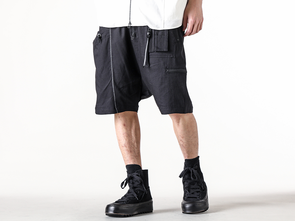 RIPVANWINKLE - 25SS - Fusion of Solid Design and Parachute Design in an Asymmetrical Style - Riders H/S Shirt (RW-725 euro white) - Tornado-T (RW-738 shark) - Solid Parachute H/P (RW-735 deep black) - Sneakers (VI-3818-09 black) 3-002