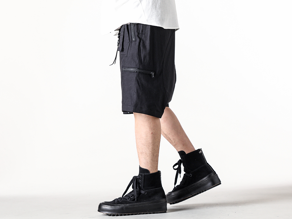 RIPVANWINKLE - 25SS - Fusion of Solid Design and Parachute Design in an Asymmetrical Style - Riders H/S Shirt (RW-725 euro white) - Tornado-T (RW-738 shark) - Solid Parachute H/P (RW-735 deep black) - Sneakers (VI-3818-09 black) 3-003