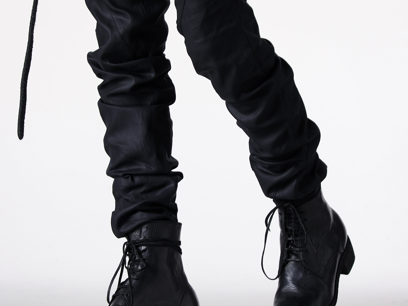 D.HYGEN - 25SS - Trousers featuring the brand’s signature pattern work and slim silhouette - Distorted Trouser (FM25SS704CBD black) - Back Zip Race Up Boots (795BZX black) - Mini Shoulder Bag (RT02 black) 3-004