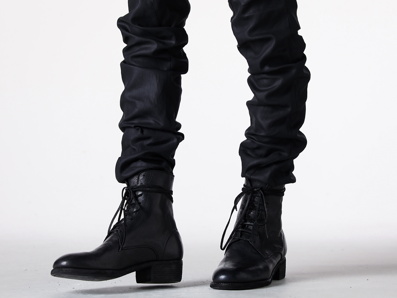 D.HYGEN - 25SS - Trousers featuring the brand’s signature pattern work and slim silhouette - Distorted Trouser (FM25SS704CBD black) - Back Zip Race Up Boots (795BZX black) 3-005