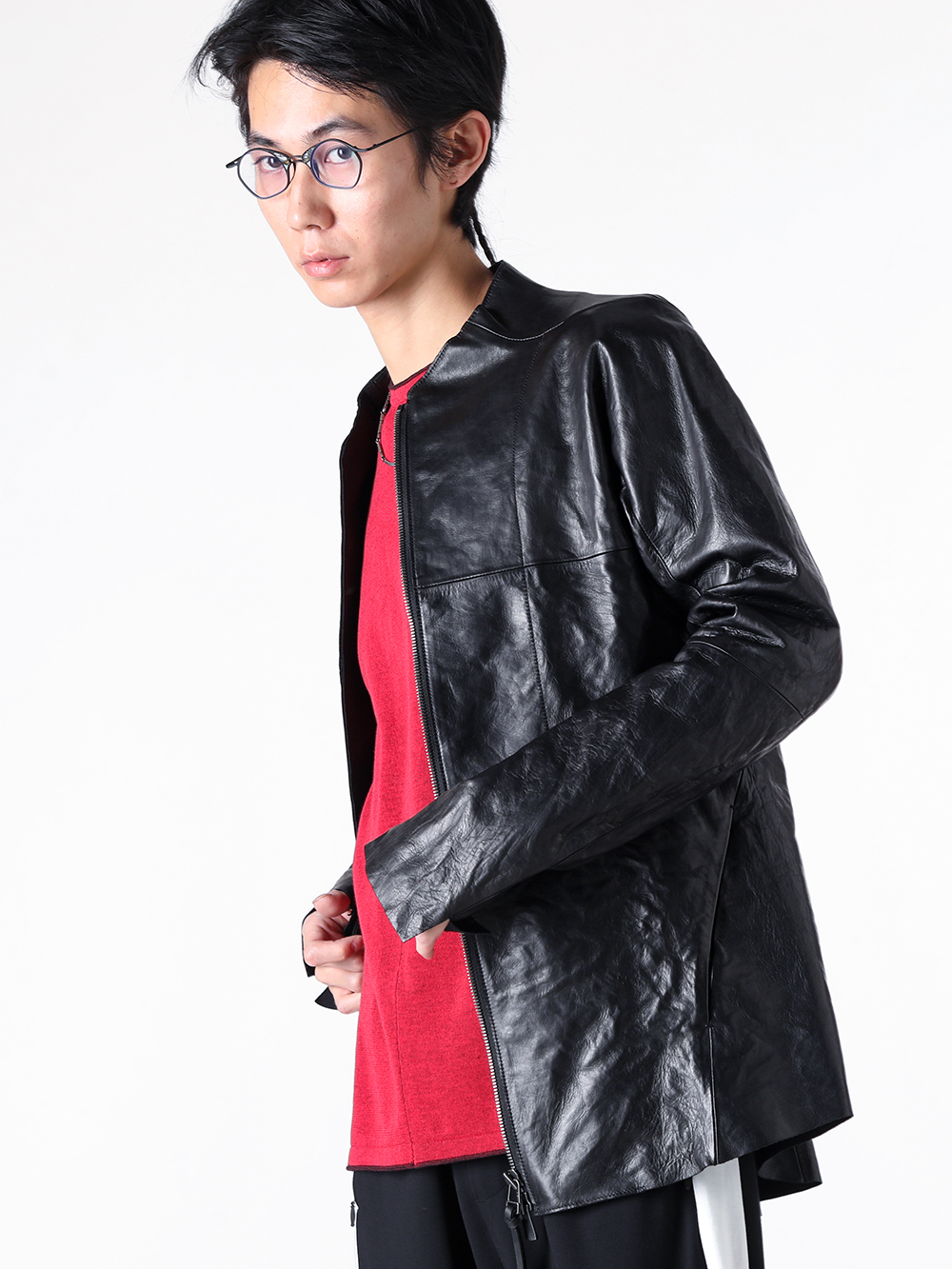 D.HYGEN - 25SS - The Upper Body Stands Out with Layering of Different Materials - ST105-0225S black Horse Leather Bonding Leather Shirt (BLACK) - RW-722 red Dolman Knit-T (Red) - RG1032TI black × clear RG1032TI Square Flame Sunglasses (Black × Clear) - M3491 silver Necklace Sculpture (Silver) 2-002