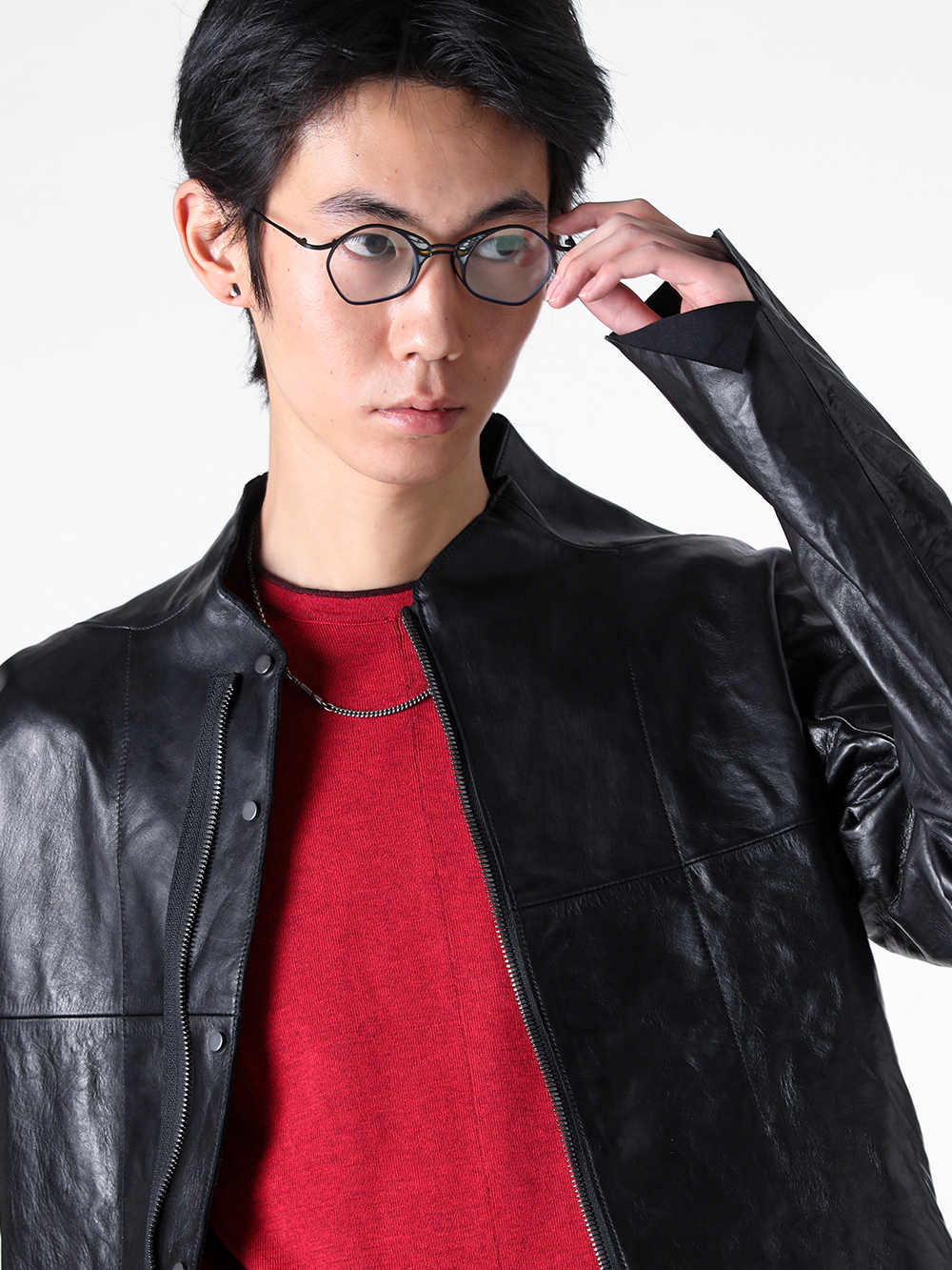 D.HYGEN - 25SS - The Upper Body Stands Out with Layering of Different Materials - ST105-0225S black Horse Leather Bonding Leather Shirt (BLACK) - RW-722 red Dolman Knit-T (Red) - RG1032TI black × clear RG1032TI Square Flame Sunglasses (Black × Clear) - M3491 silver Necklace Sculpture (Silver) 2-006