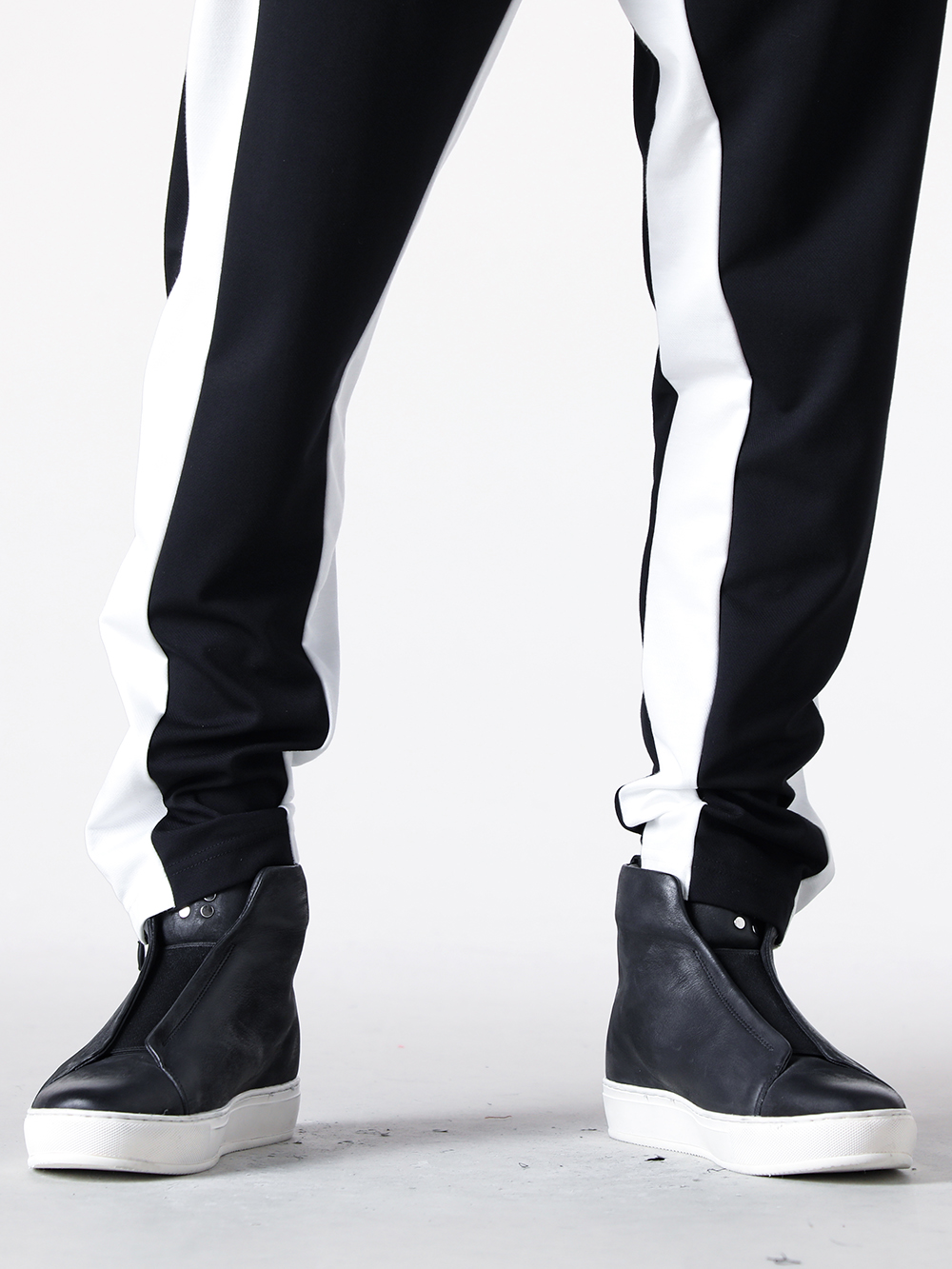 D.HYGEN - 25SS - The Lower Body Combines Functionality and Style - ST105-0225S black Horse Leather Bonding Leather Shirt (BLACK) - RW-722 red Dolman Knit-T (Red) 3-005