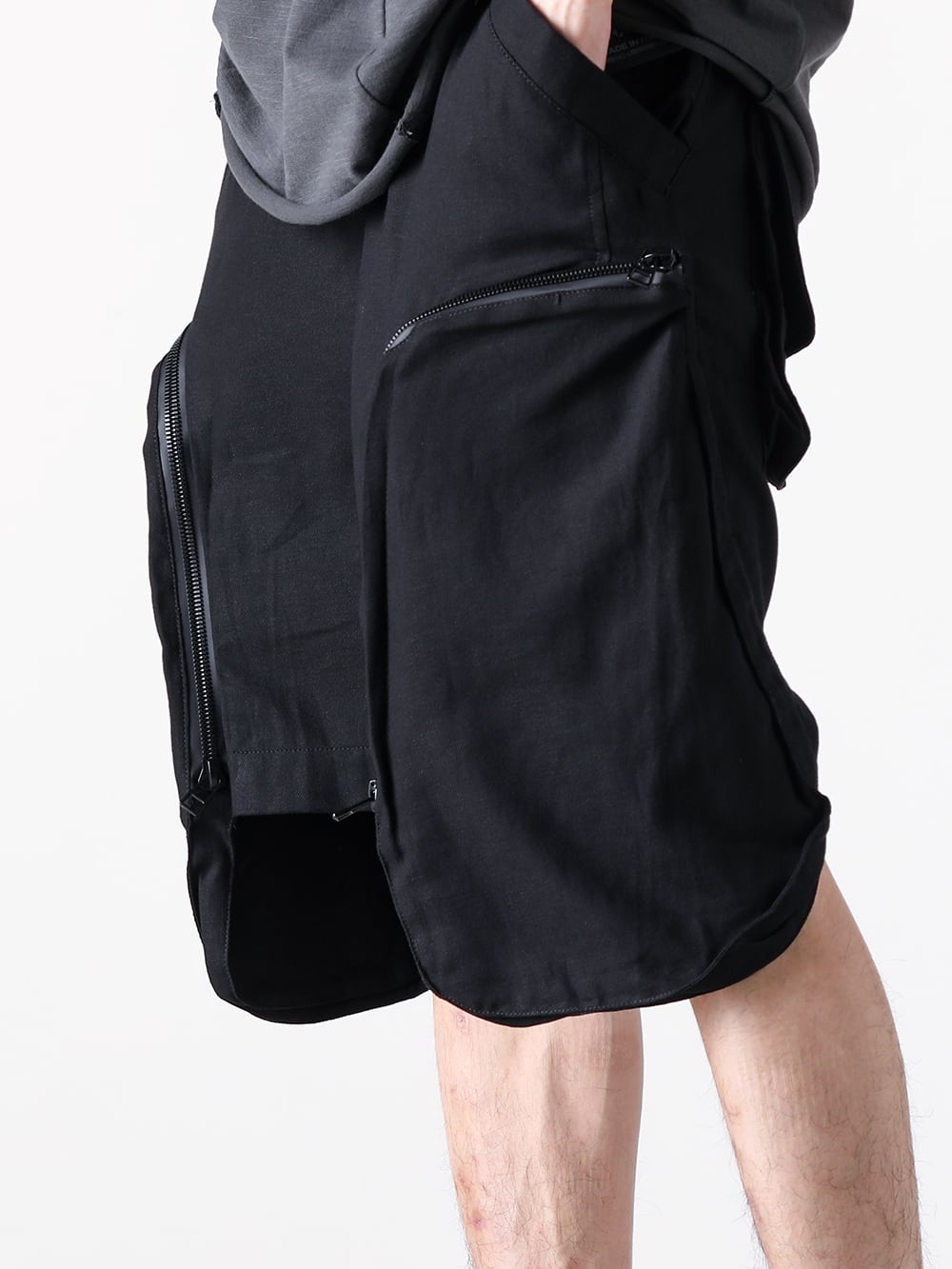 JUSTIN GALL - 25SS - The Worldview Told Through Silhouettes: Excellent Shapes and Cutting - JGALL_RAWTSS25-30 - CARGO FLOATER SHORTS (Black) 1-004