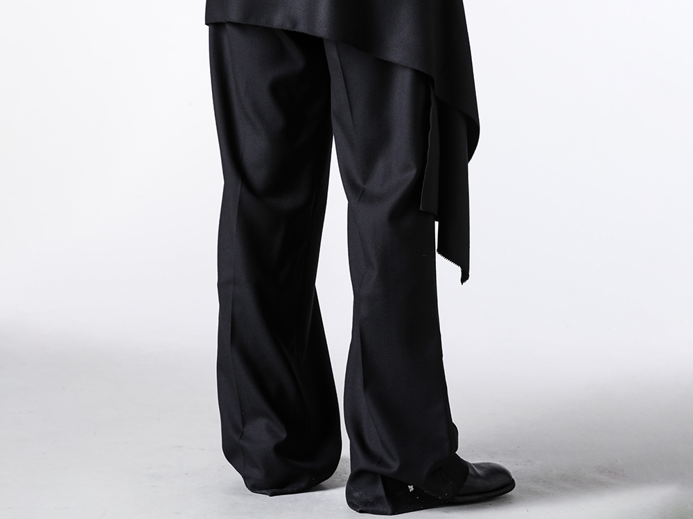 Texture of the 2-Tuck Wide Slacks