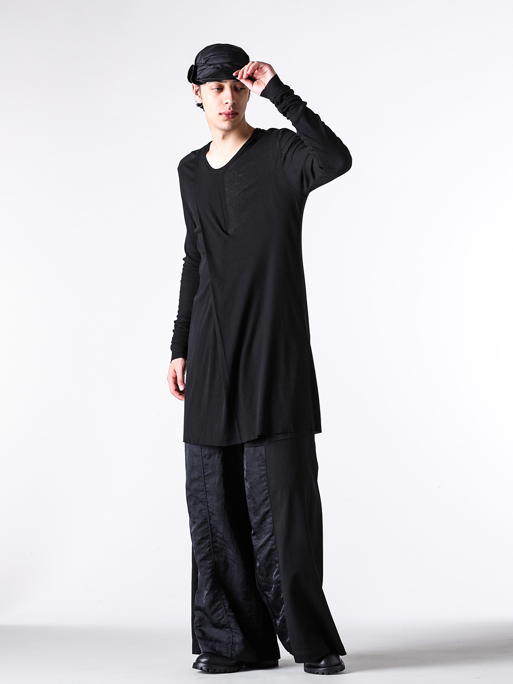 JULIUS - 25PF  - Long sleeve T-shirt - 907CUM5 COTTON HIGH TWIST RIB LONGCUT & SEWN - 907PAM10 COTTON SWEAT WIDE TROUSERS （BLACK） - 899FWM2 Cow Skin Gun Holder Engineer Boots 2-001