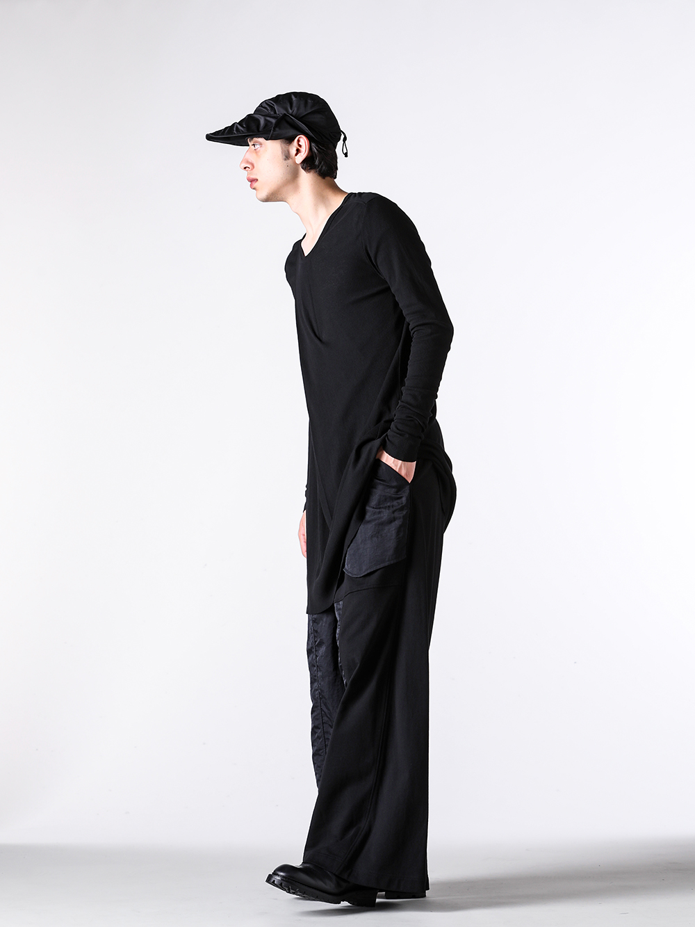 JULIUS - 25PF  - Long sleeve T-shirt - 907CUM5 COTTON HIGH TWIST RIB LONGCUT & SEWN - 907PAM10 COTTON SWEAT WIDE TROUSERS （BLACK） - 899FWM2 Cow Skin Gun Holder Engineer Boots 2-002