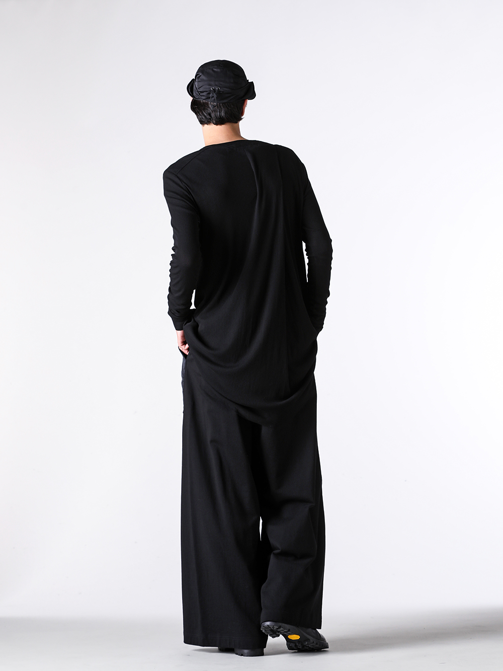 JULIUS - 25PF  - Long sleeve T-shirt - 907CUM5 COTTON HIGH TWIST RIB LONGCUT & SEWN - 907PAM10 COTTON SWEAT WIDE TROUSERS （BLACK） - 899FWM2 Cow Skin Gun Holder Engineer Boots 2-003
