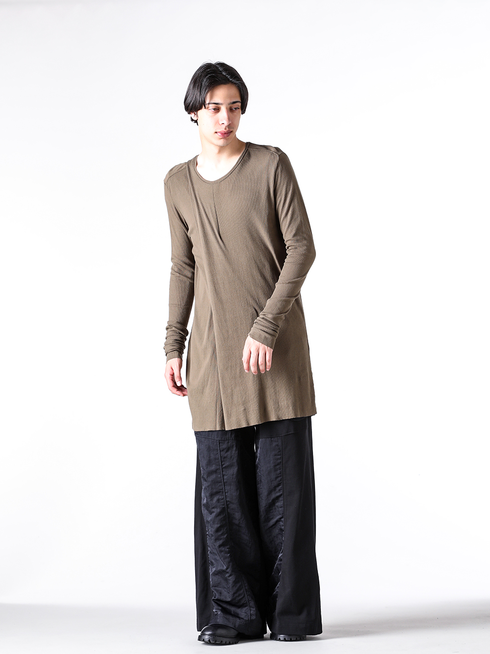 JULIUS - 25PF  - Long sleeve T-shirt - 907CUM5 COTTON HIGH TWIST RIB LONGCUT & SEWN - 907PAM10 COTTON SWEAT WIDE TROUSERS （BLACK） - 899FWM2 Cow Skin Gun Holder Engineer Boots 2-004