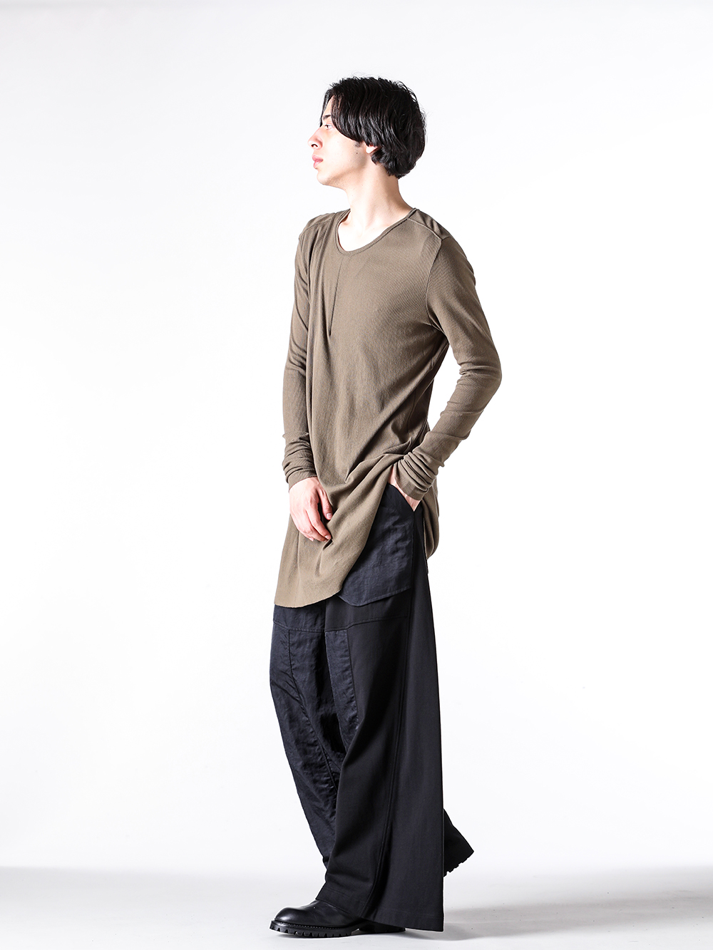 JULIUS - 25PF  - Long sleeve T-shirt - 907CUM5 COTTON HIGH TWIST RIB LONGCUT & SEWN - 907PAM10 COTTON SWEAT WIDE TROUSERS （BLACK） - 899FWM2 Cow Skin Gun Holder Engineer Boots 2-005