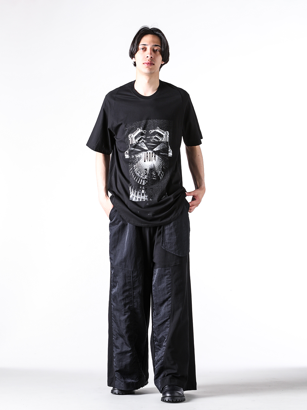 JULIUS - 25PF - Short sleeve T-shirt - 907CPM1 COTTON SZ JERSEY PHOTO CUT & SEWN - 907PAM10 COTTON SWEAT WIDE TROUSERS （BLACK） - 899FWM2 Cow Skin Gun Holder Engineer Boots 3-001