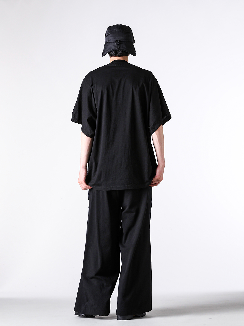 JULIUS - 25PF - Short sleeve T-shirt - 907CPM2-M COTTON SZ JERSEY BIG CUT & SEWN - 907PAM10 COTTON SWEAT WIDE TROUSERS （BLACK） - 899FWM2 Cow Skin Gun Holder Engineer Boots 3-0015