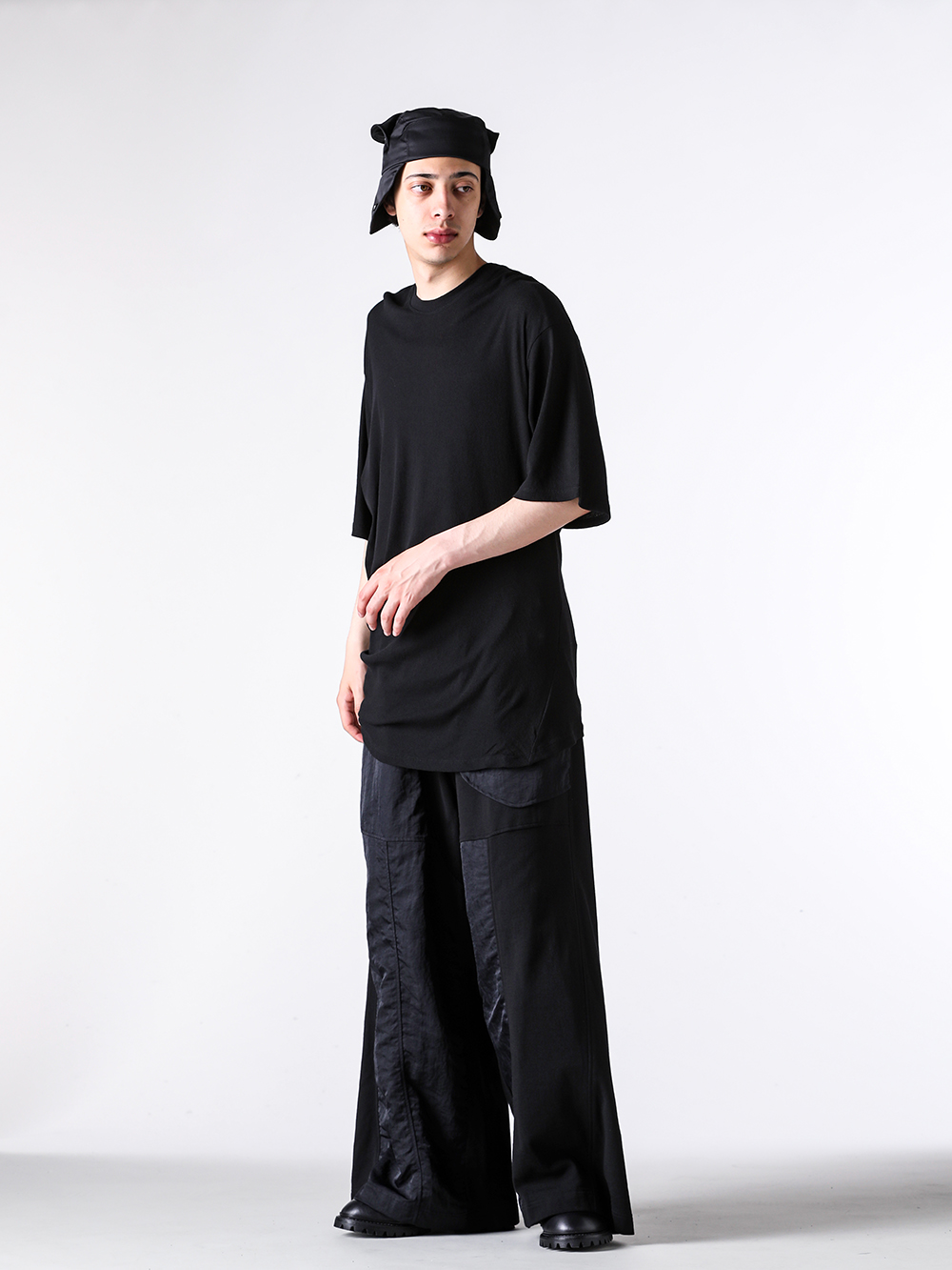 JULIUS - 25PF - Short sleeve T-shirt - 907CUM4 COTTON HIGH TWIST RIB CUT & SEWN - 907PAM10 COTTON SWEAT WIDE TROUSERS （BLACK） - 899FWM2 Cow Skin Gun Holder Engineer Boots 3-0016